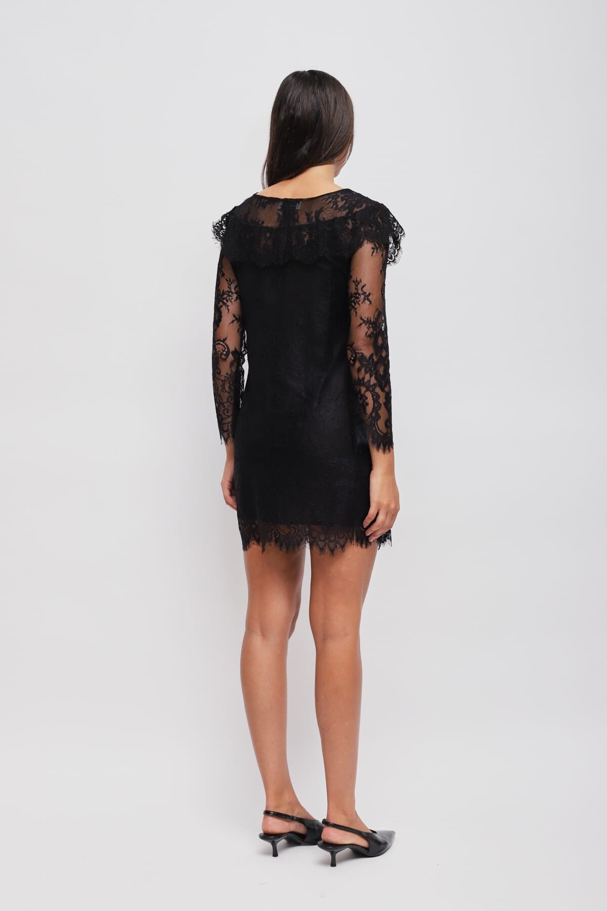 Mini robe en dentelle ornée d'un bijou Maryley