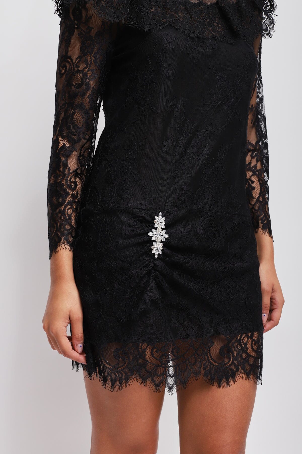 Mini robe en dentelle ornée d'un bijou Maryley