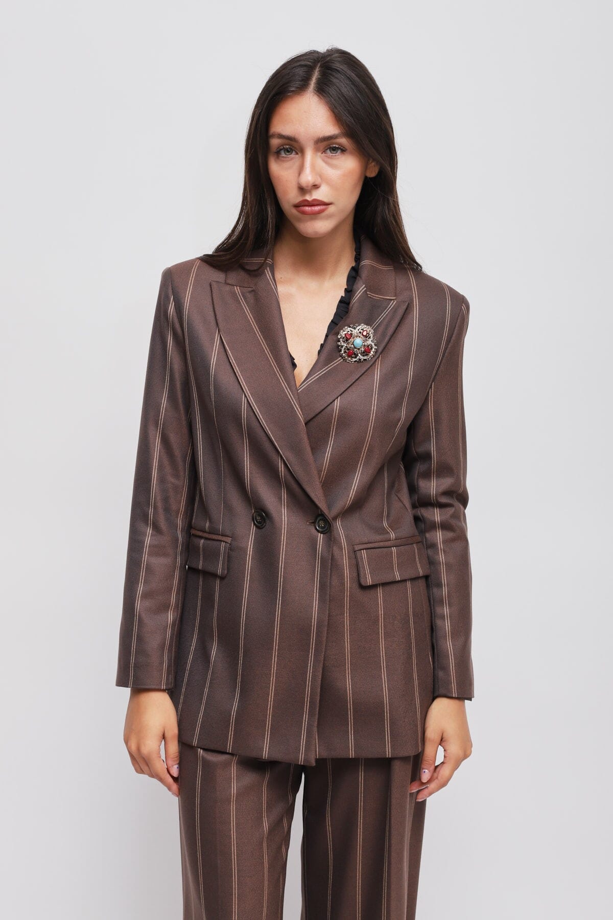 Giacca Doppiopetto Gessata Con Spilla Maryley