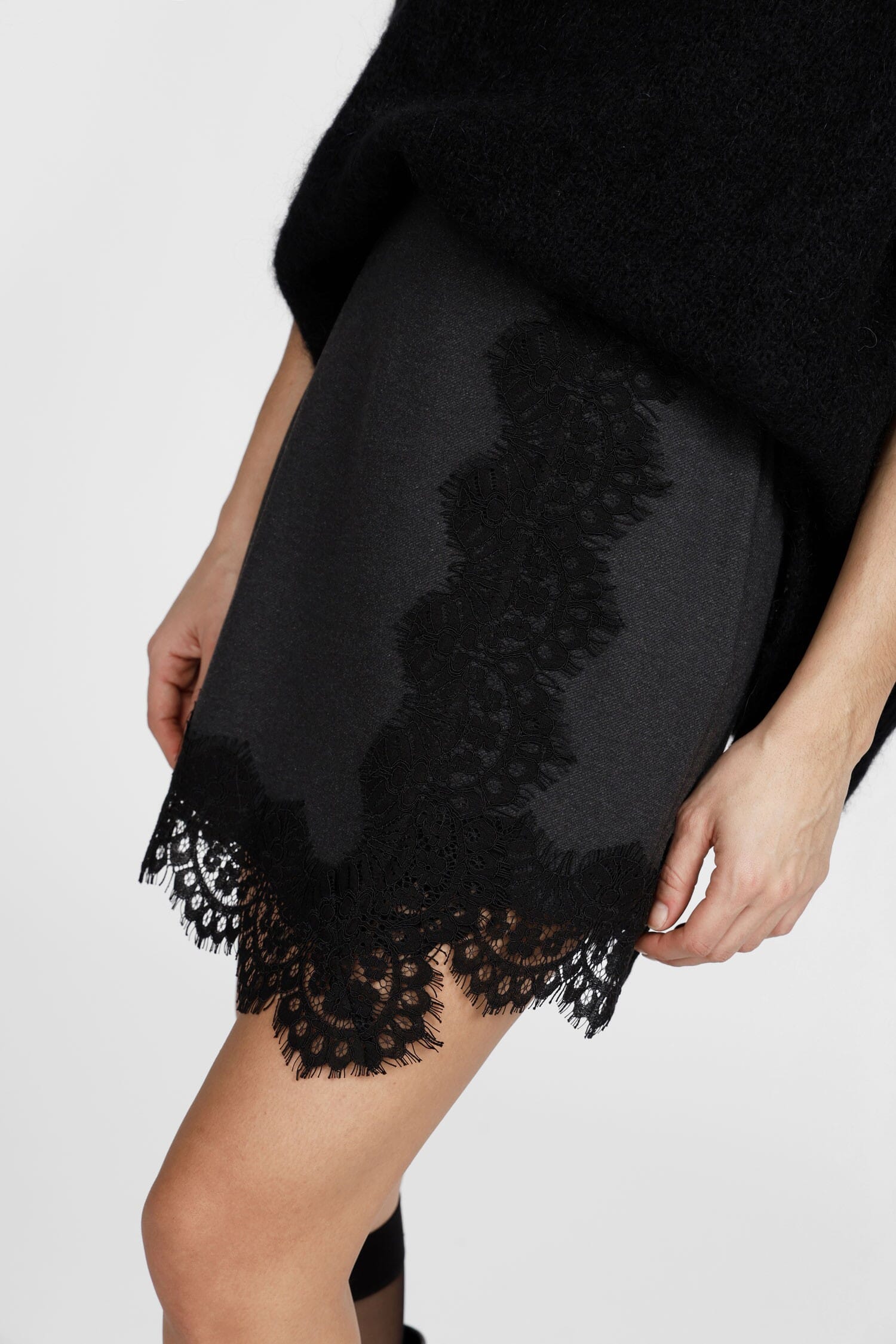 Gonna Corta Con Bordo In Pizzo Traforato Dixie