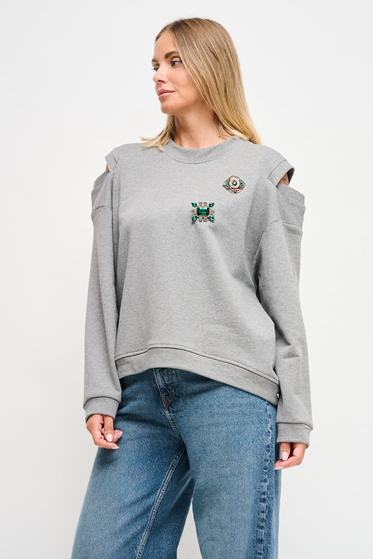 Sweatshirt avec découpe sur les épaules et broches Maryley Jewellery