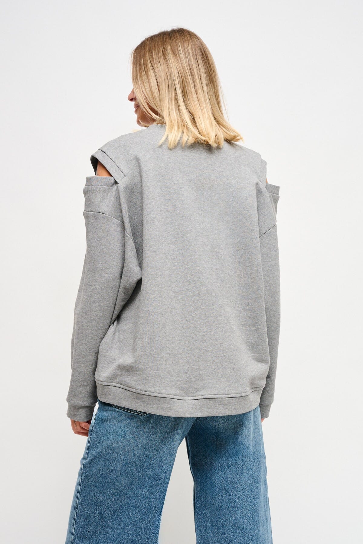 Sweatshirt avec découpe sur les épaules et broches Maryley Jewellery