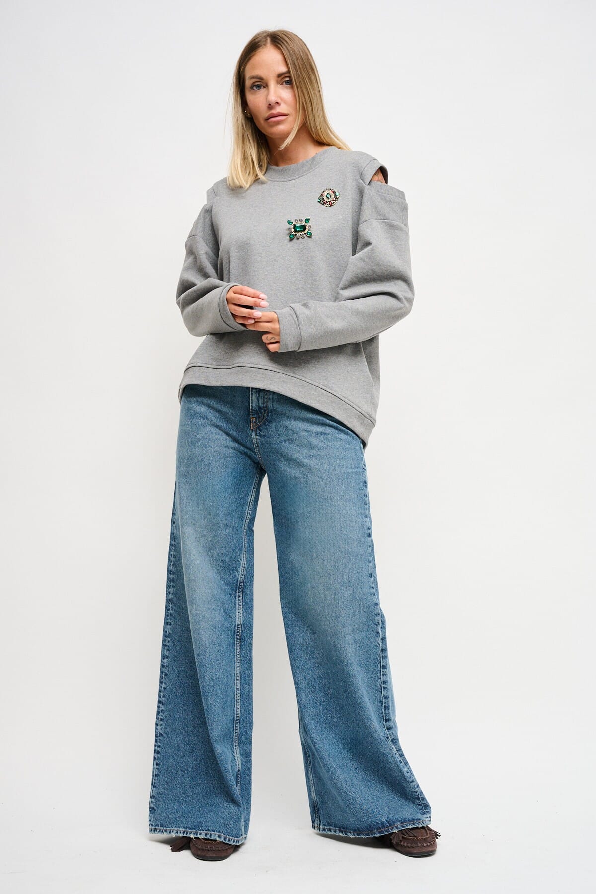 Sweatshirt avec découpe sur les épaules et broches Maryley Jewellery