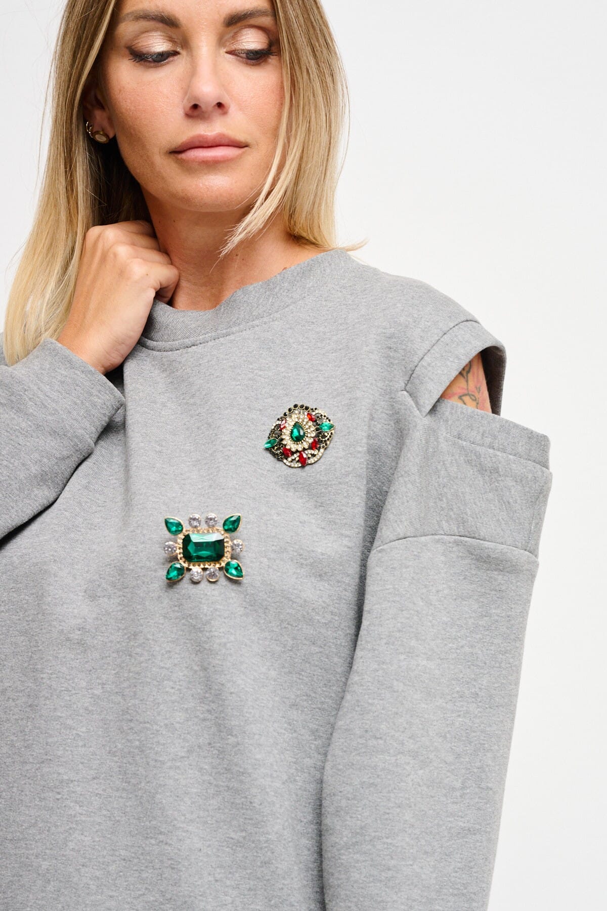 Sweatshirt avec découpe sur les épaules et broches Maryley Jewellery