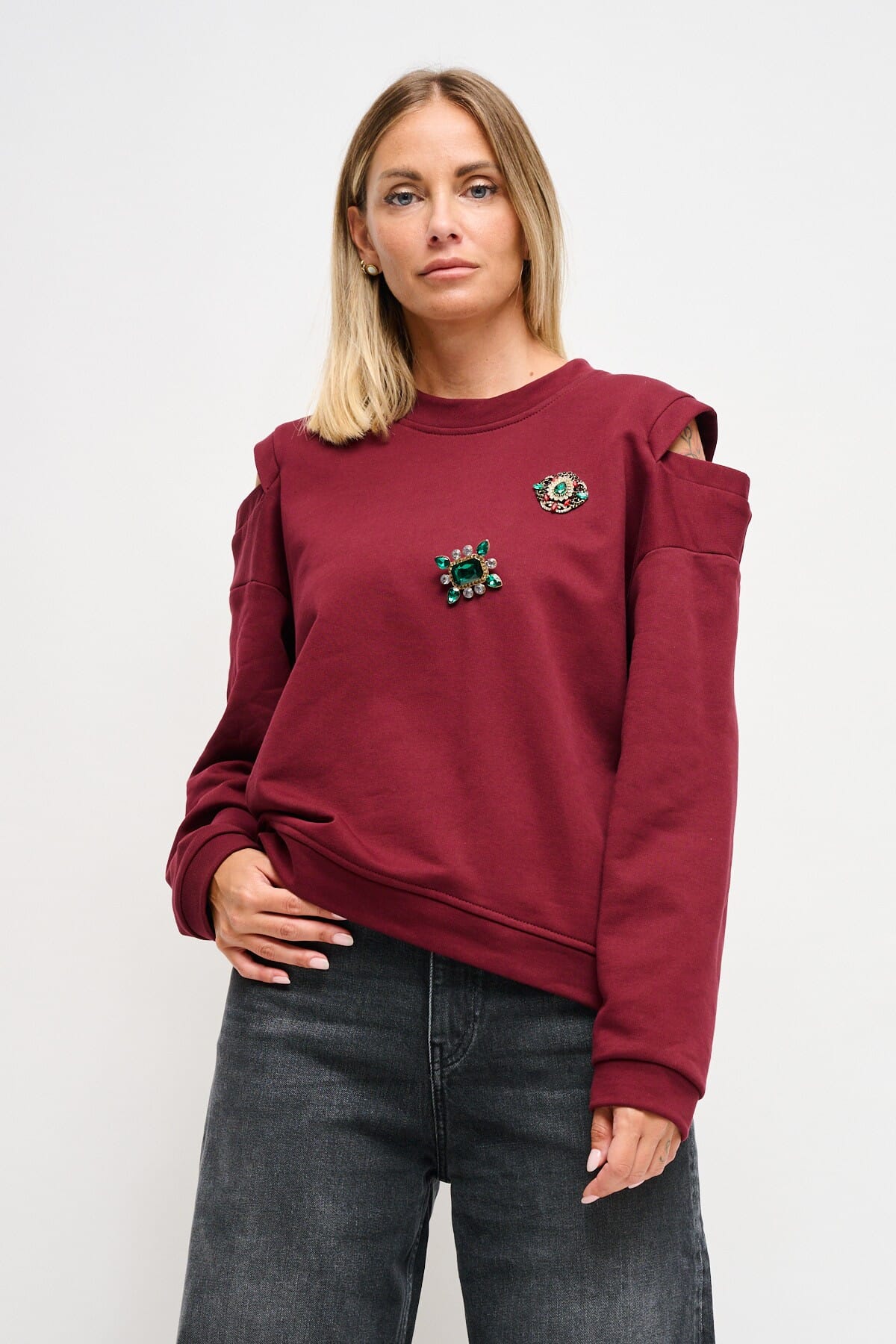 Sweatshirt avec découpe sur les épaules et broches Maryley Jewellery