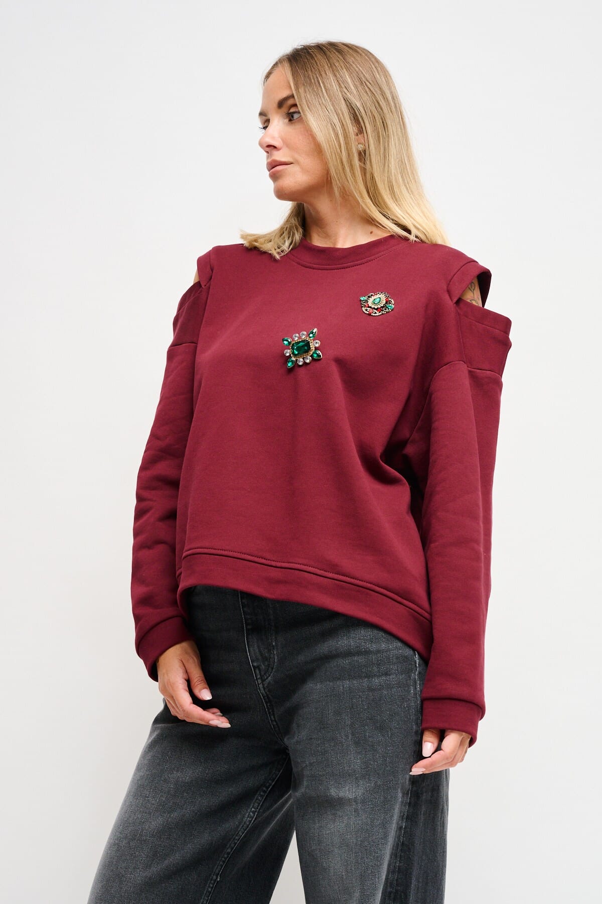 Sweatshirt avec découpe sur les épaules et broches Maryley Jewellery
