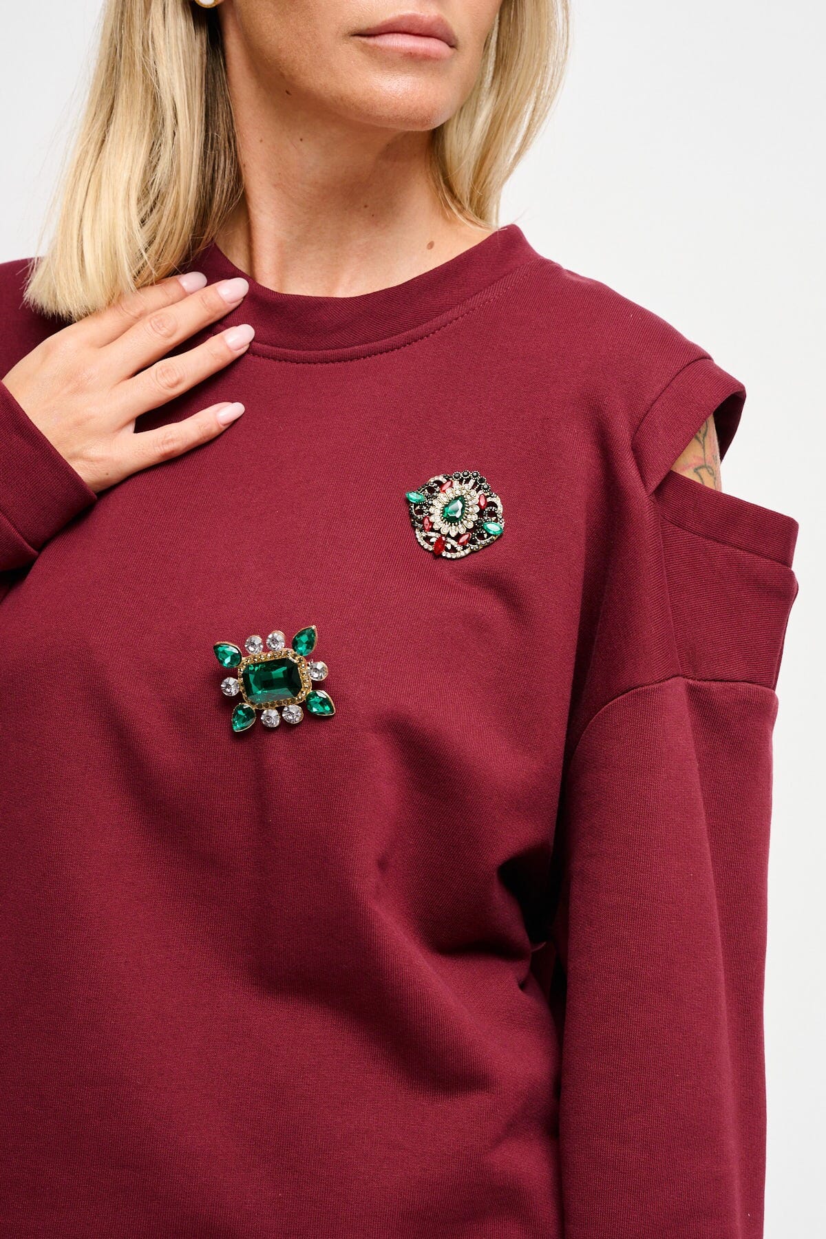 Sweatshirt avec découpe sur les épaules et broches Maryley Jewellery