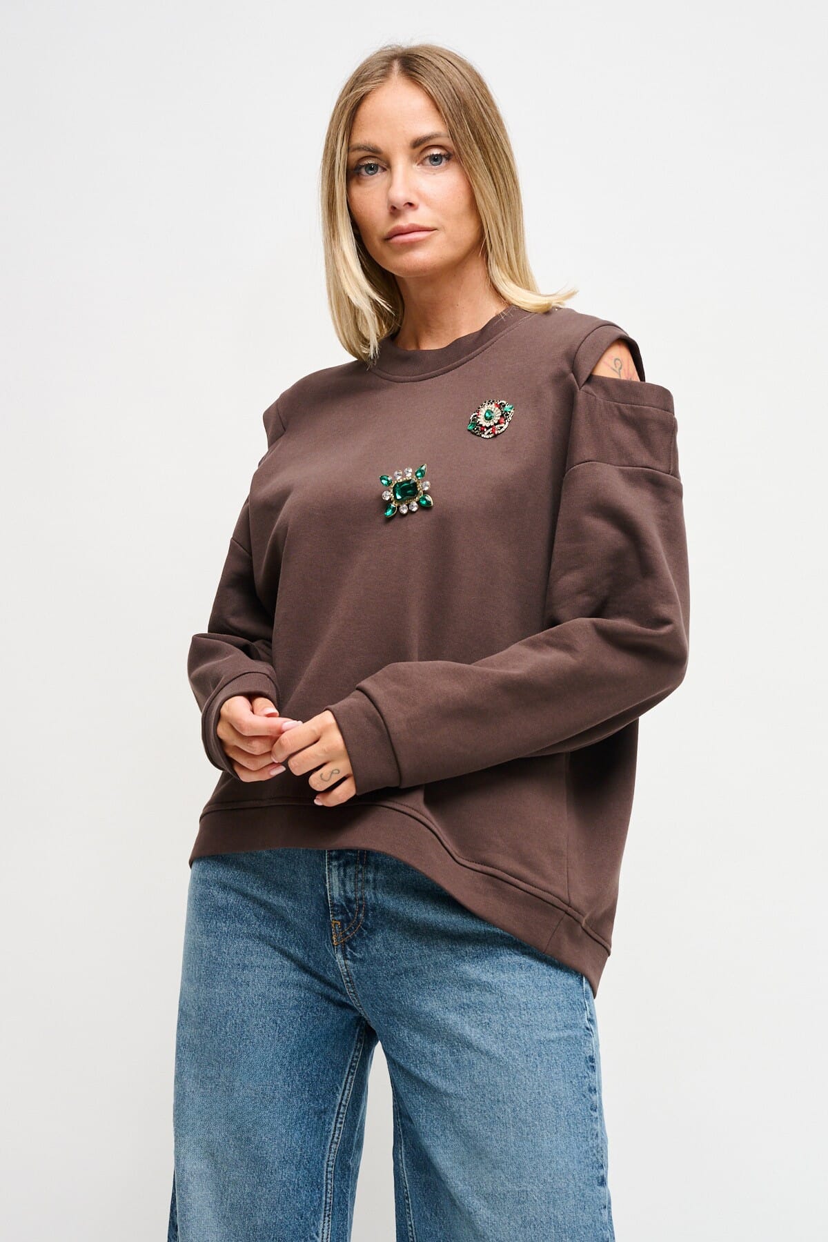 Sweatshirt avec découpe sur les épaules et broches Maryley Jewellery