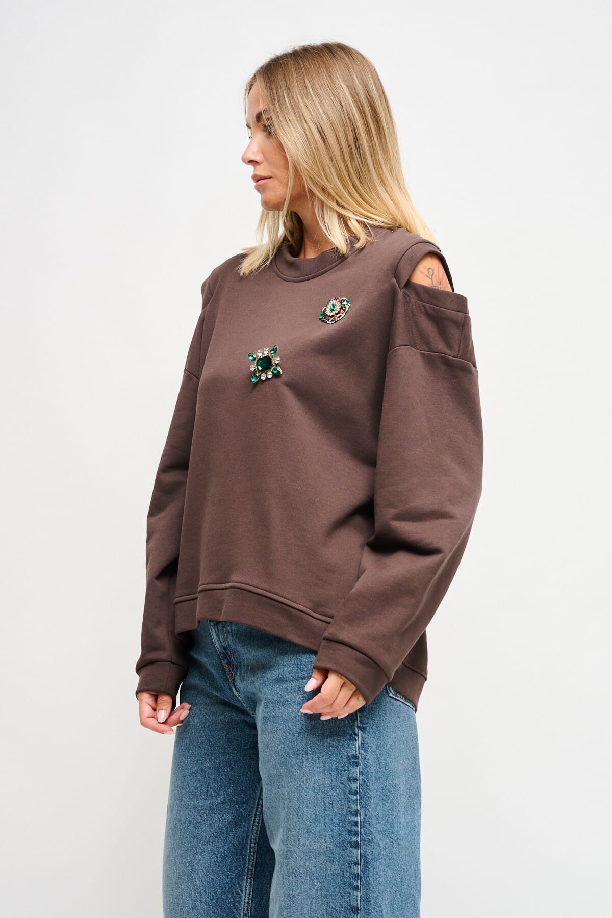Sweatshirt avec découpe sur les épaules et broches Maryley Jewellery