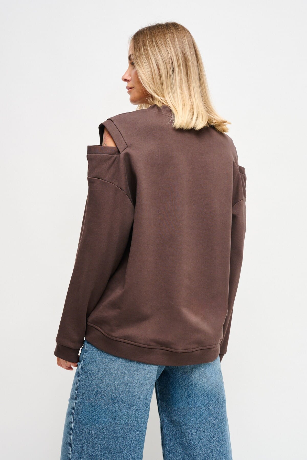 Sweatshirt avec découpe sur les épaules et broches Maryley Jewellery