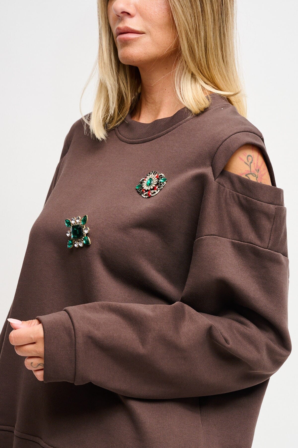 Sweatshirt avec découpe sur les épaules et broches Maryley Jewellery