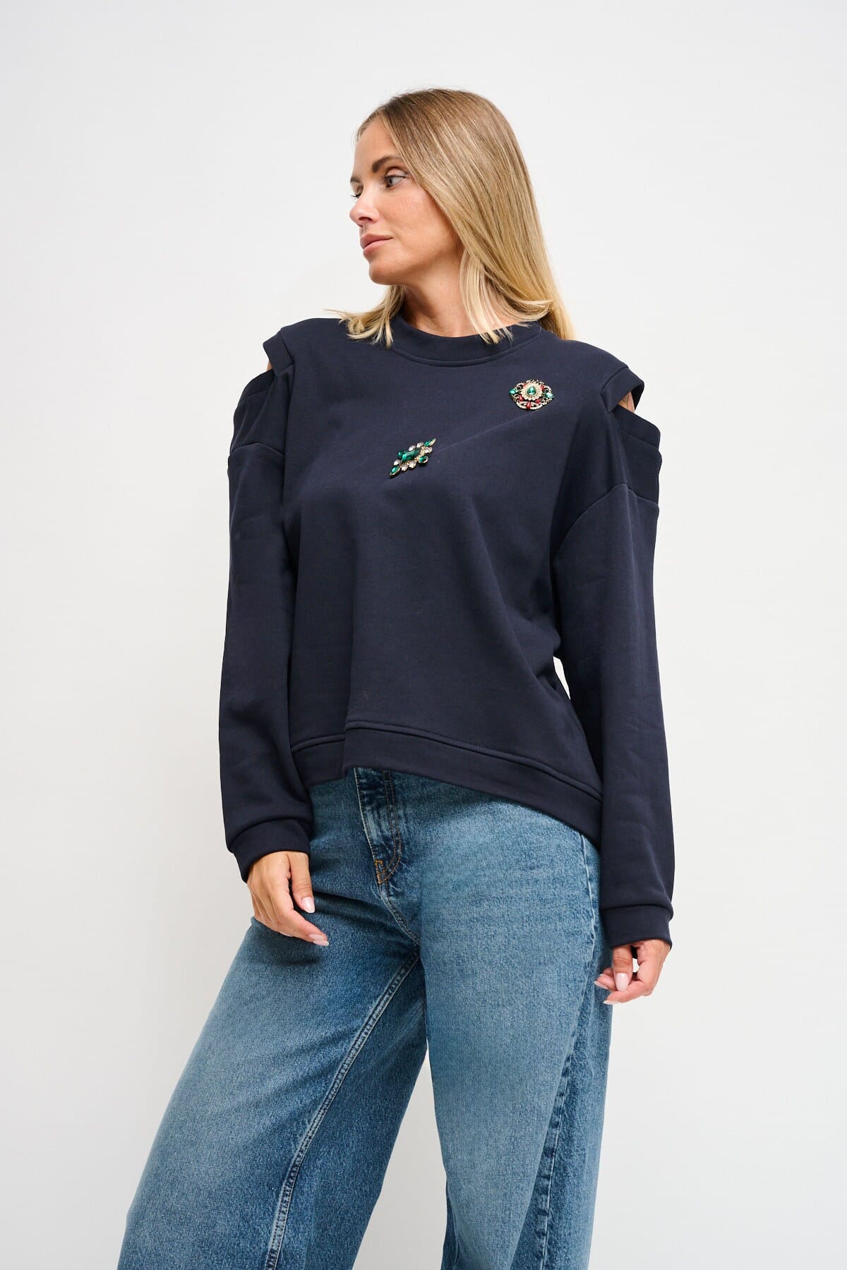 Sweatshirt avec découpe sur les épaules et broches Maryley Jewellery