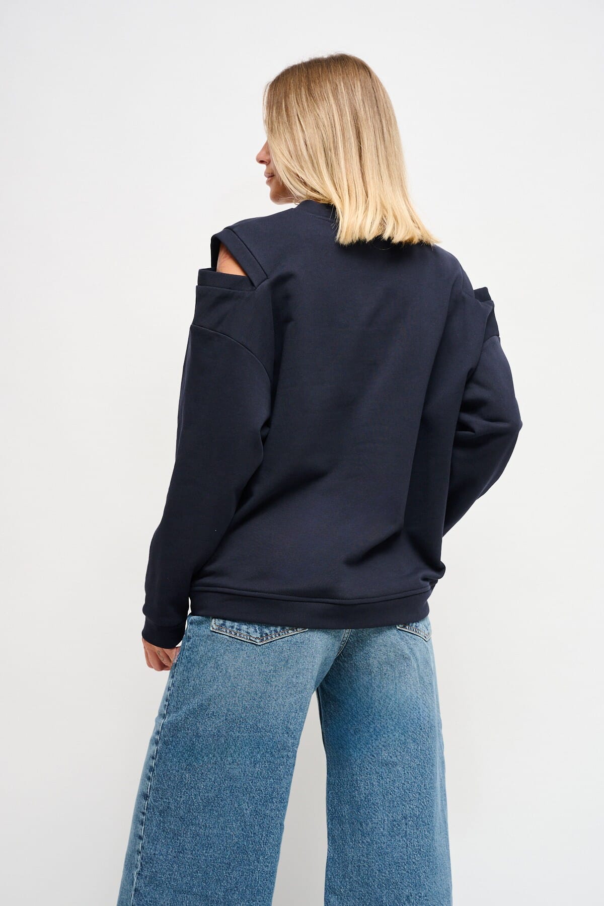 Sweatshirt avec découpe sur les épaules et broches Maryley Jewellery