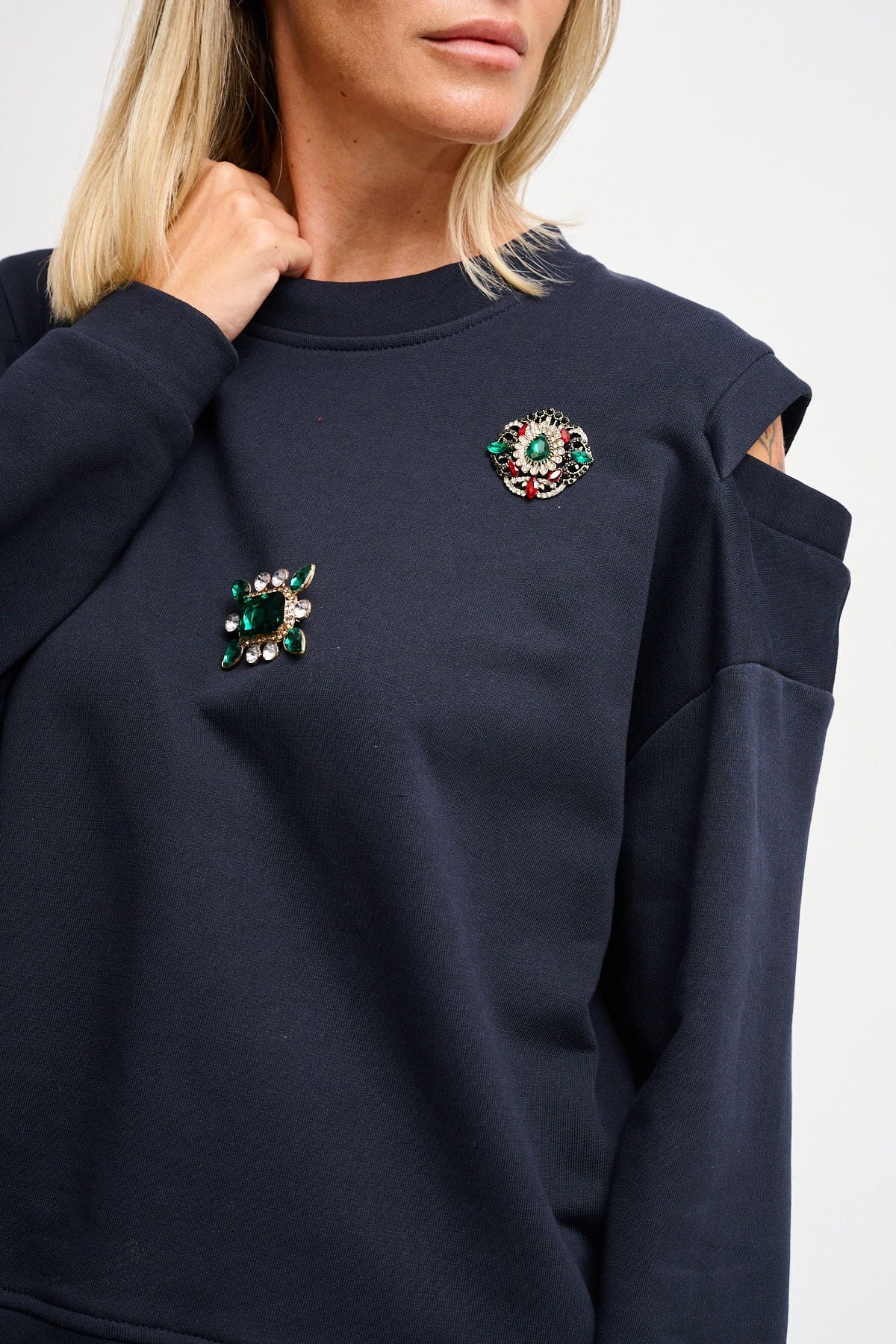 Sweatshirt avec découpe sur les épaules et broches Maryley Jewellery