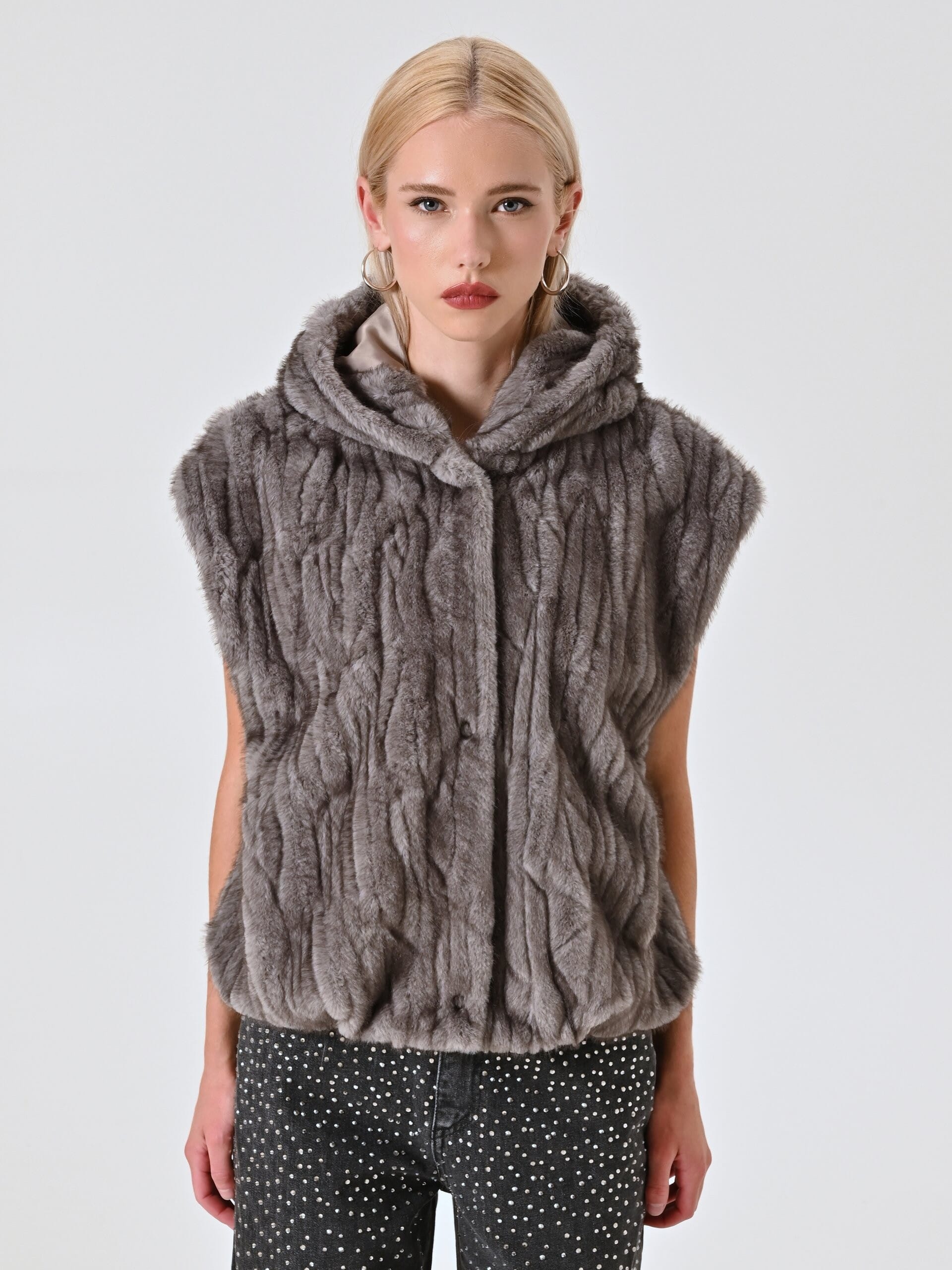 Cappotto Ampio Smanicato Con Cappuccio In Pelliccia Sintetica Rinascimento