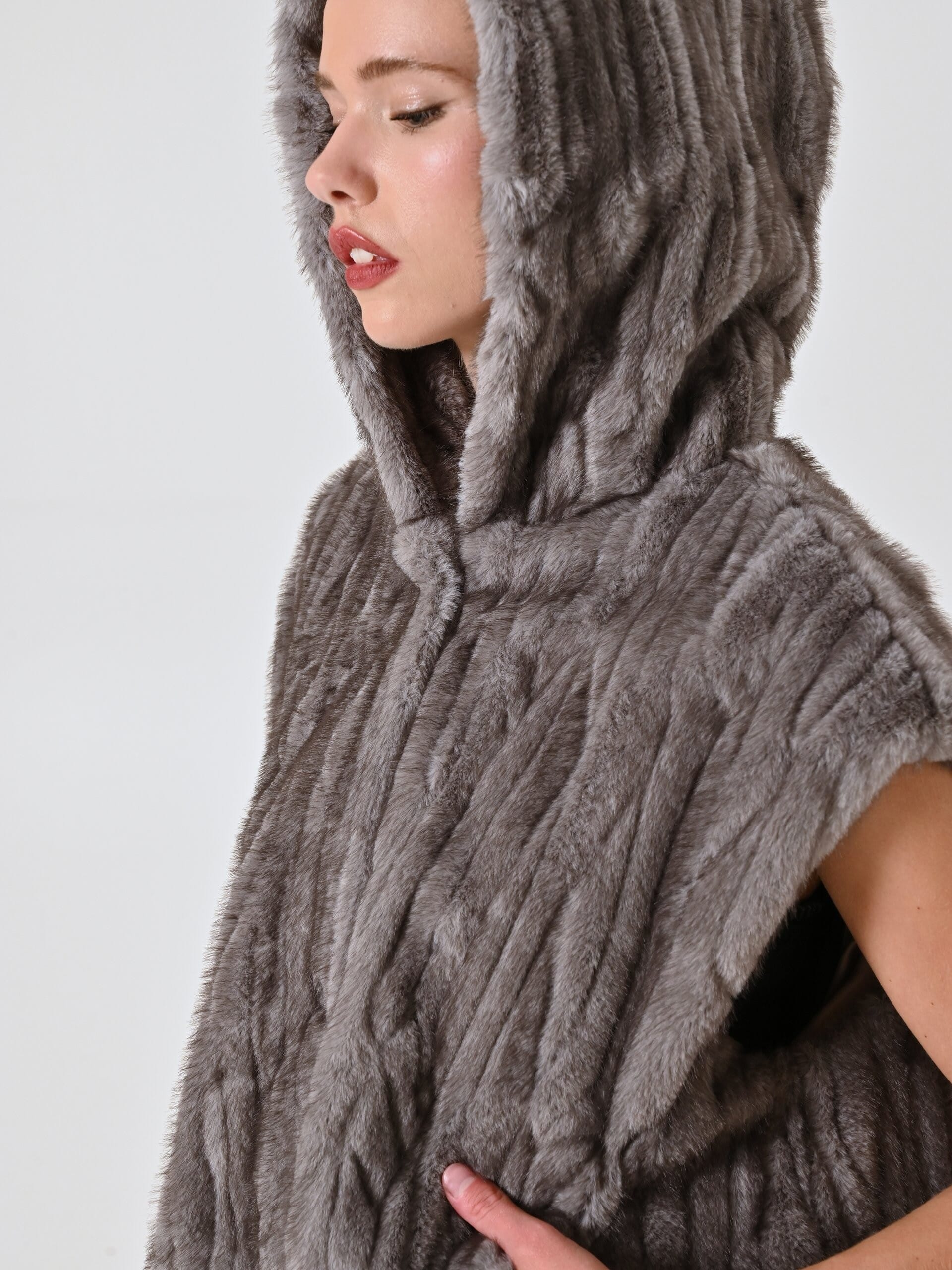 Cappotto Ampio Smanicato Con Cappuccio In Pelliccia Sintetica Rinascimento