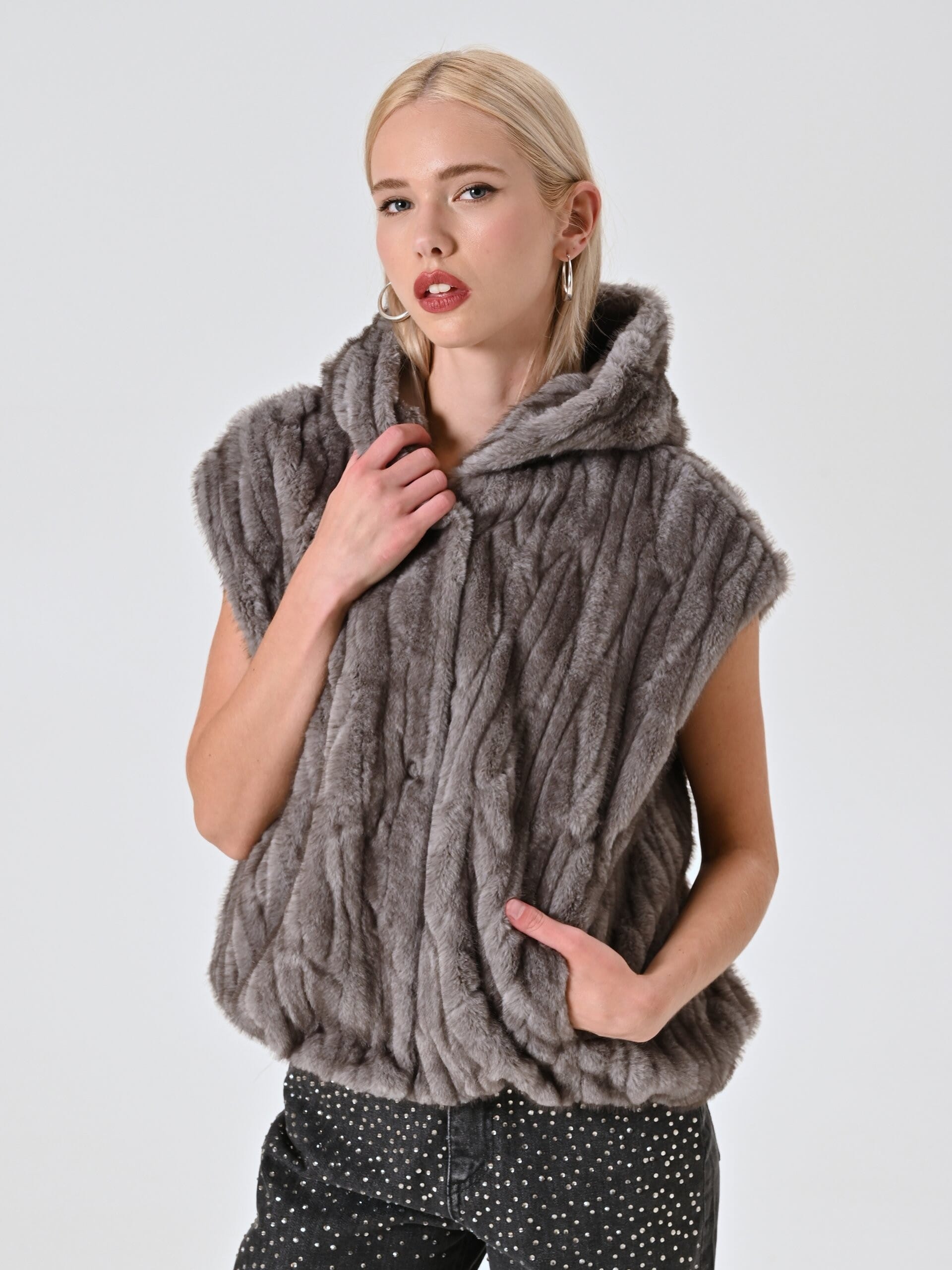 Cappotto Ampio Smanicato Con Cappuccio In Pelliccia Sintetica Rinascimento