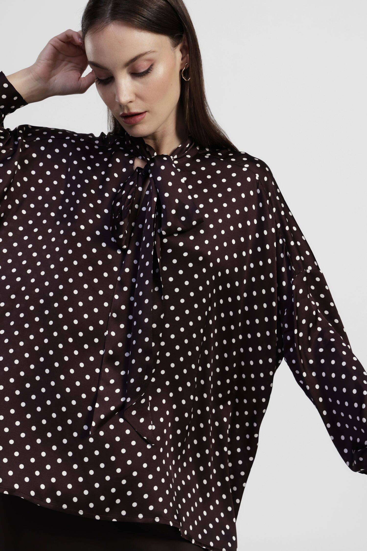 Chemise à pois avec nœud et bas asymétrique Dixie