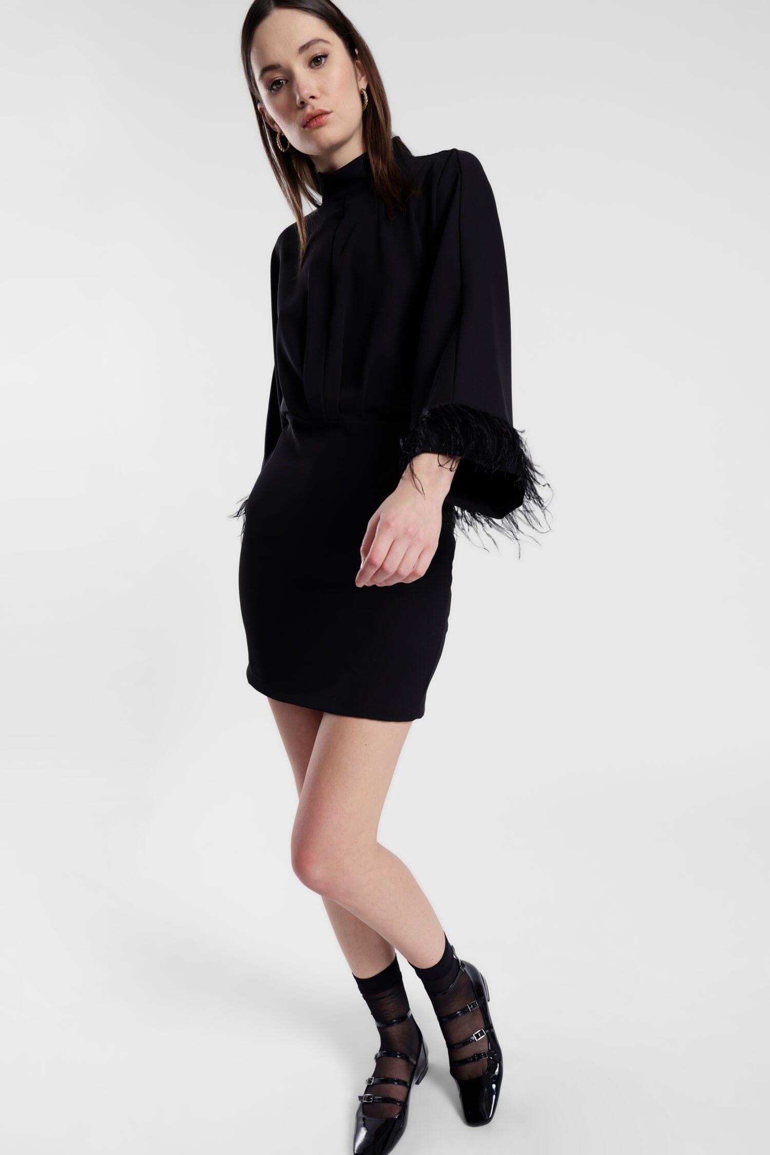 Abito Corto Con Maniche Ampie E Inserti Piumati Dixie