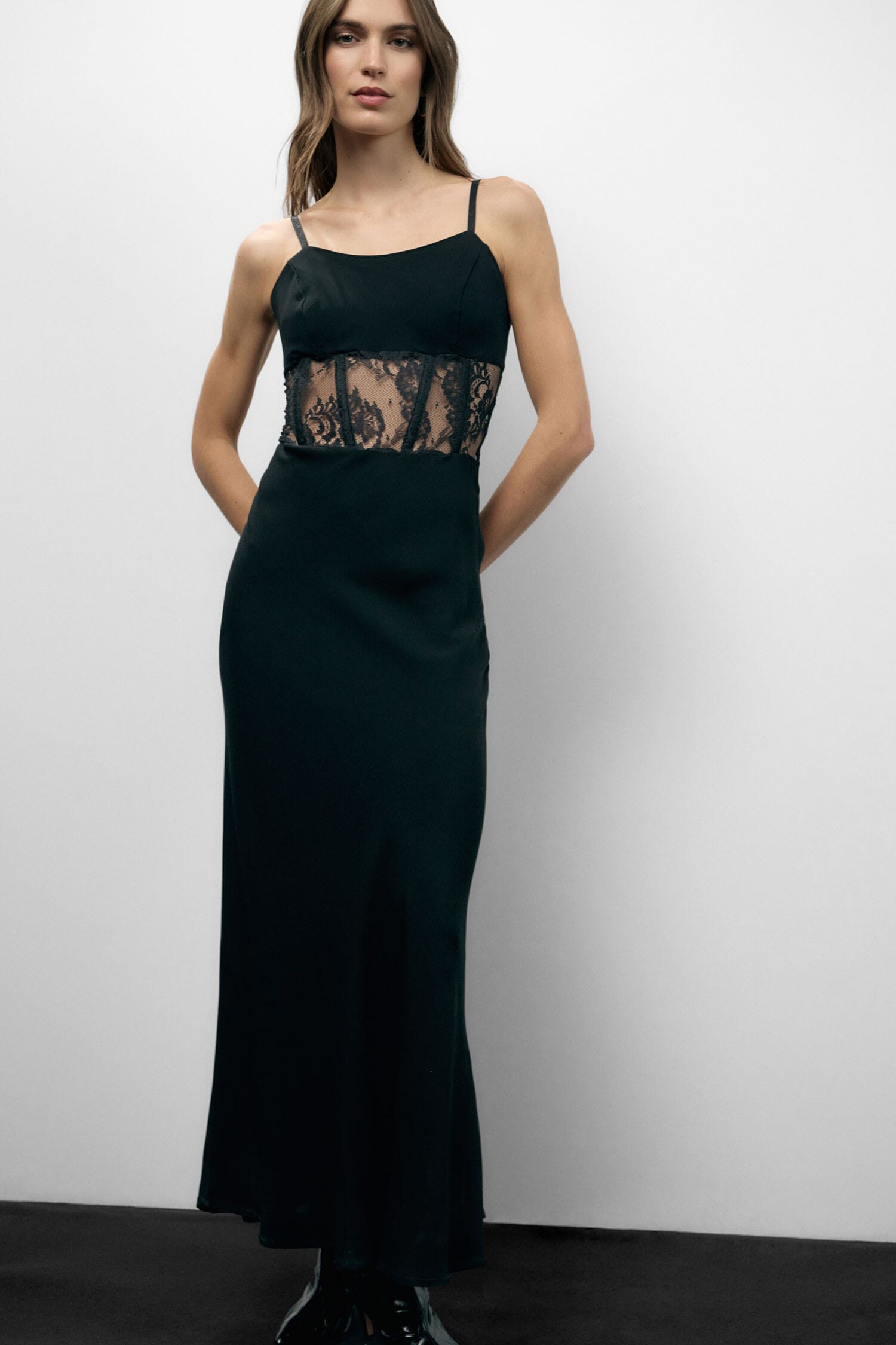 Abito Lungo Con Inserti In Pizzo E Spalline Sottili Dixie