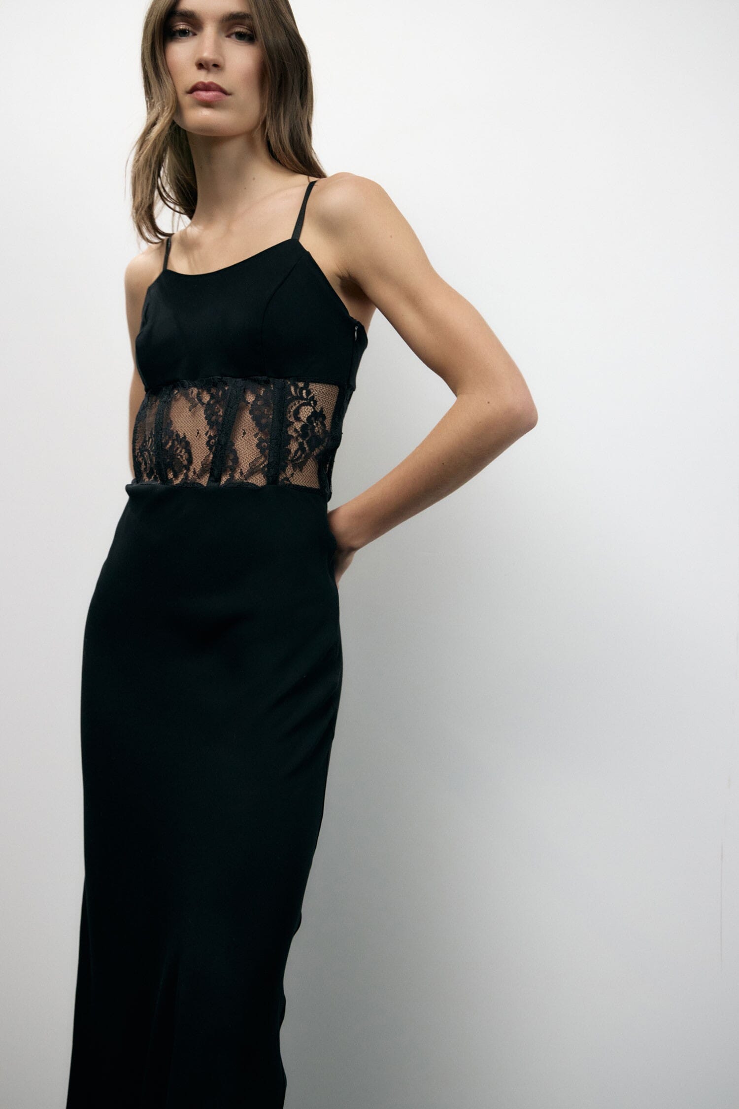 Abito Lungo Con Inserti In Pizzo E Spalline Sottili Dixie