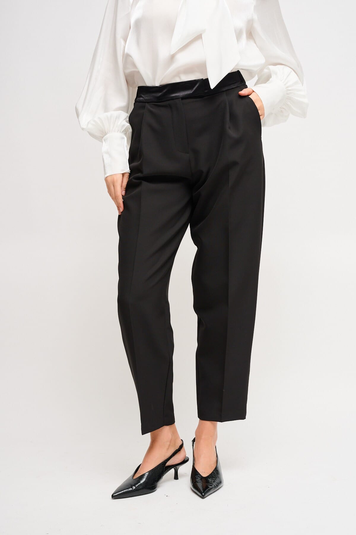 Pantaloni Carrot Con Dettagli In Raso Maryley