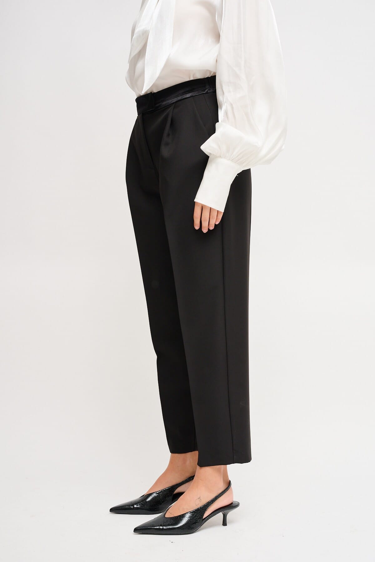 Pantaloni Carrot Con Dettagli In Raso Maryley