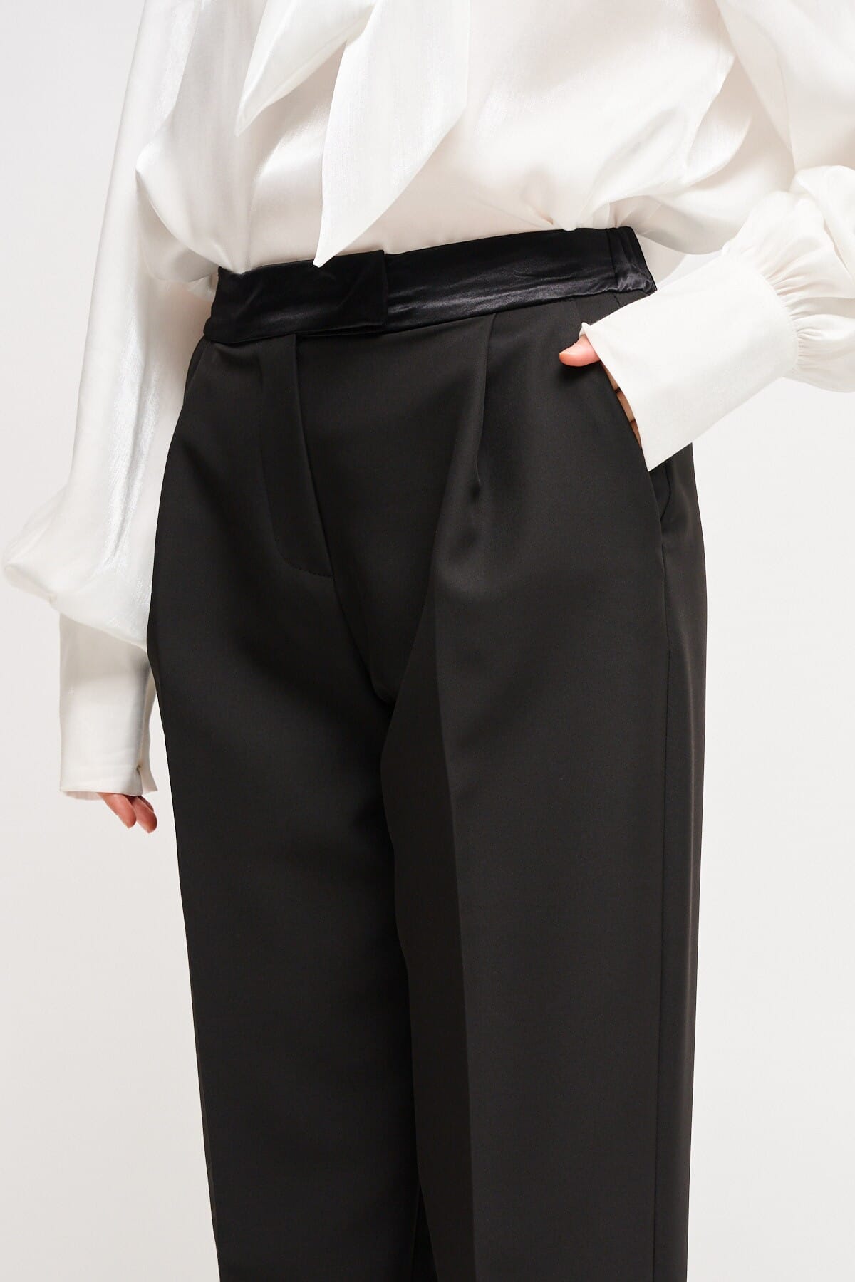 Pantaloni Carrot Con Dettagli In Raso Maryley