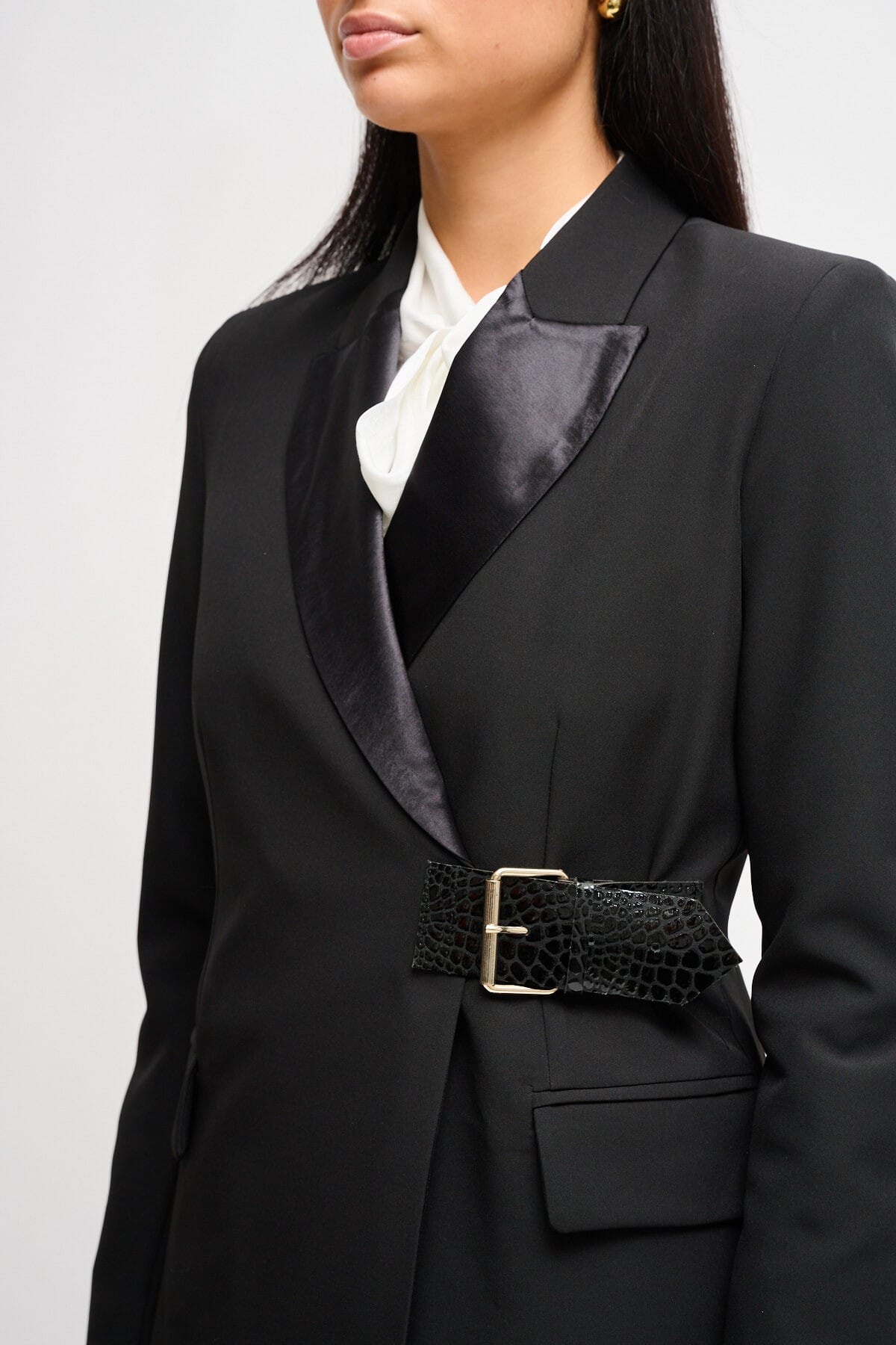 Giacca Con Rever In Raso E Dettaglio Cintura Maryley