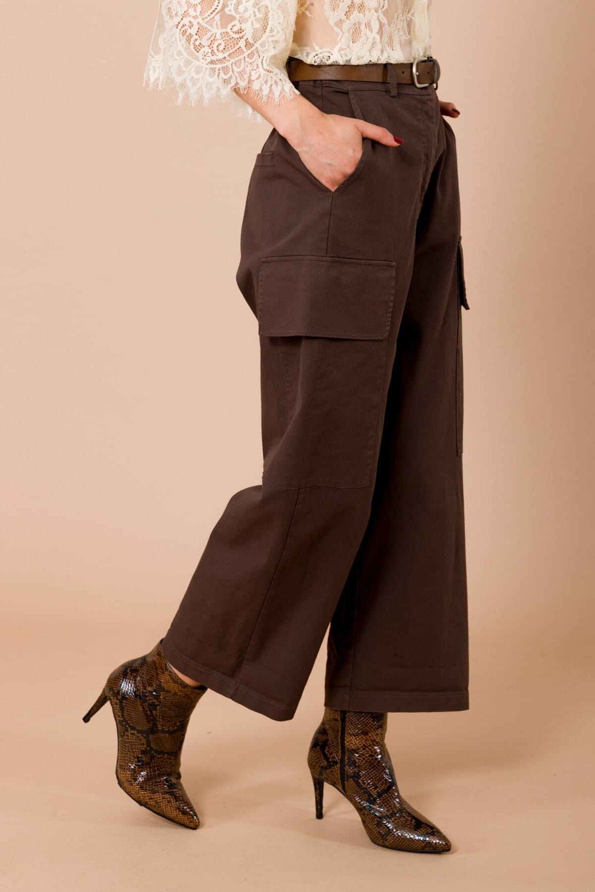 Pantalone Cargo Con Risvolto. Cintura In Vita Ed Elastico Nel Retro Maryley