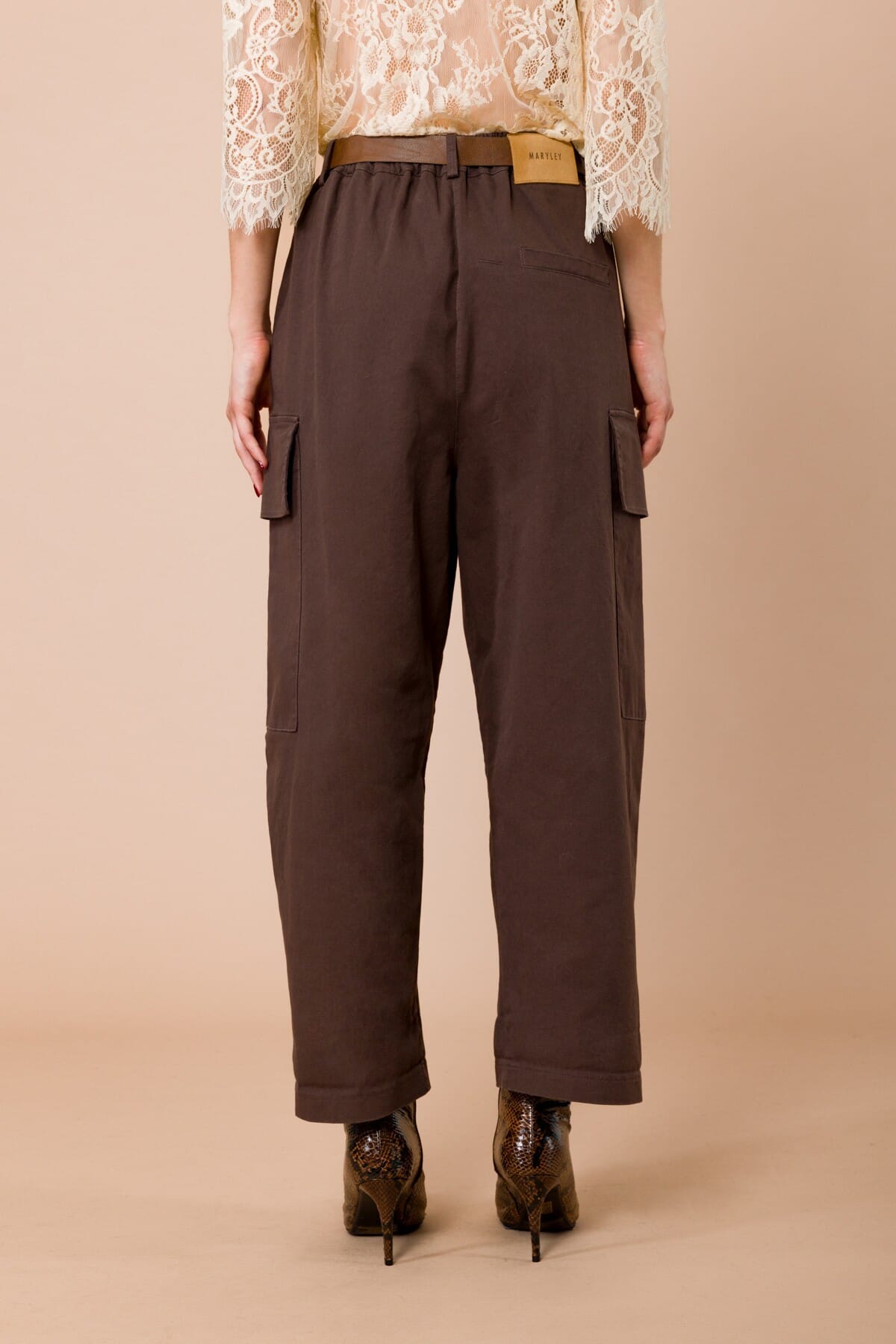 Pantalone Cargo Con Risvolto. Cintura In Vita Ed Elastico Nel Retro Maryley