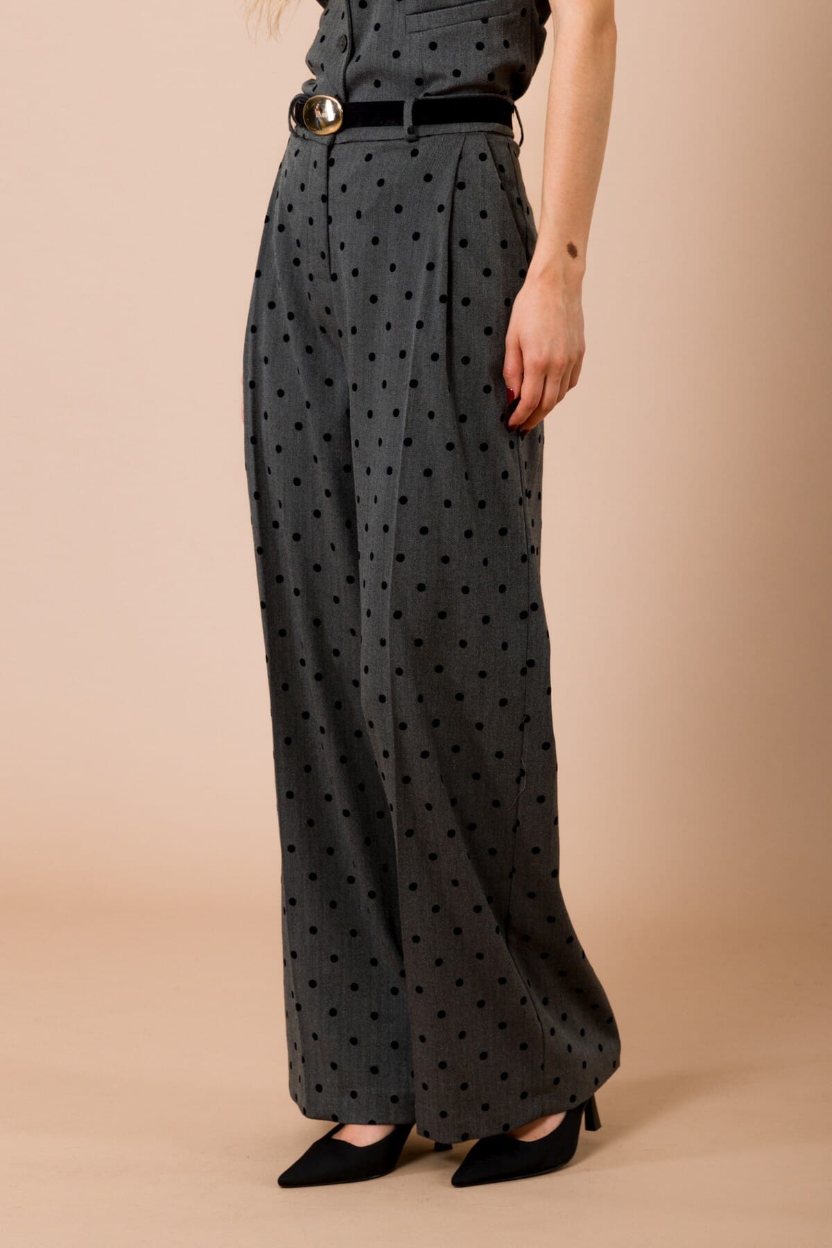 Pantalone Palazzo Con Pois Floccato. Pieghe Sul Davanti E Cintura In Vita Maryley