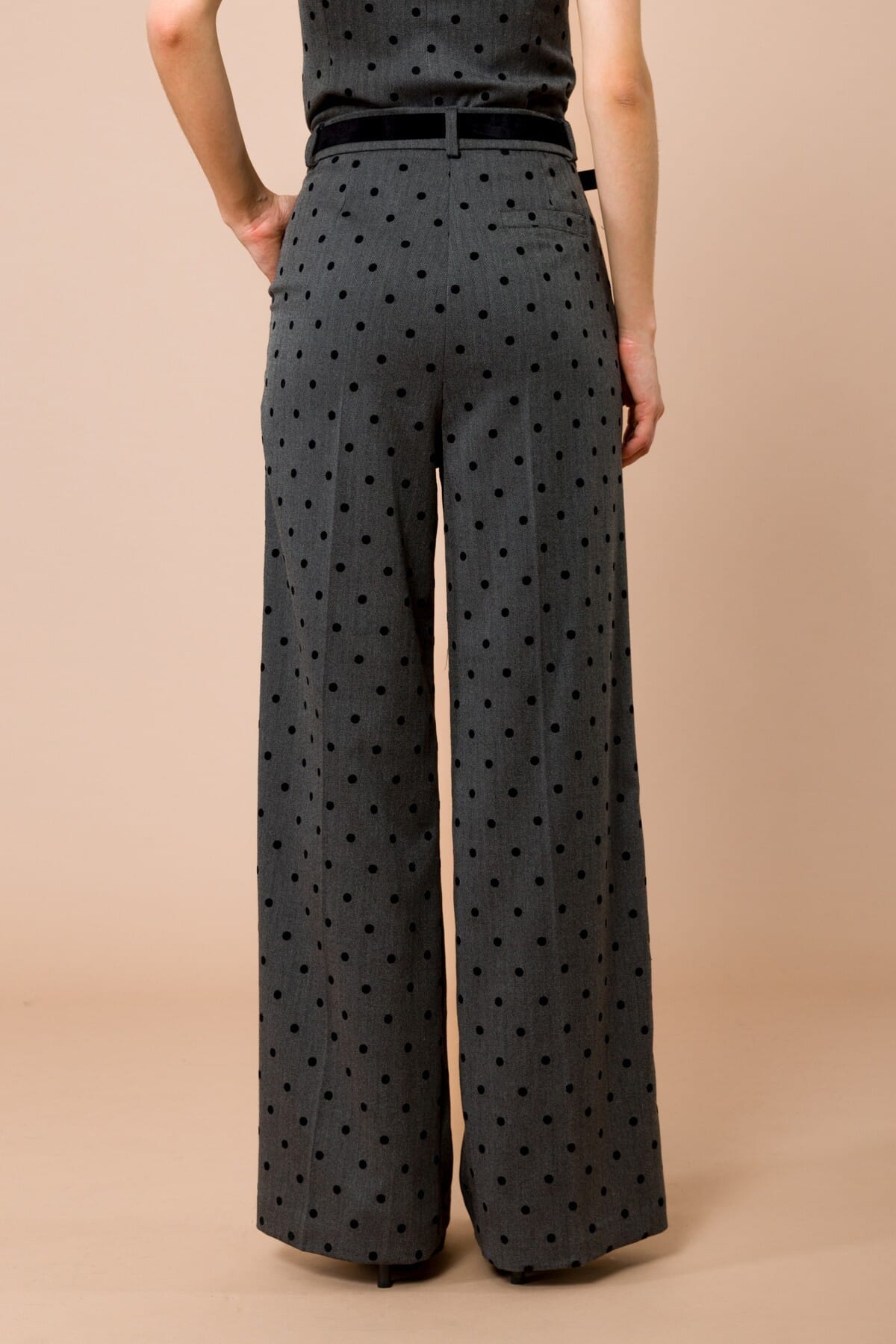 Pantalone Palazzo Con Pois Floccato. Pieghe Sul Davanti E Cintura In Vita Maryley