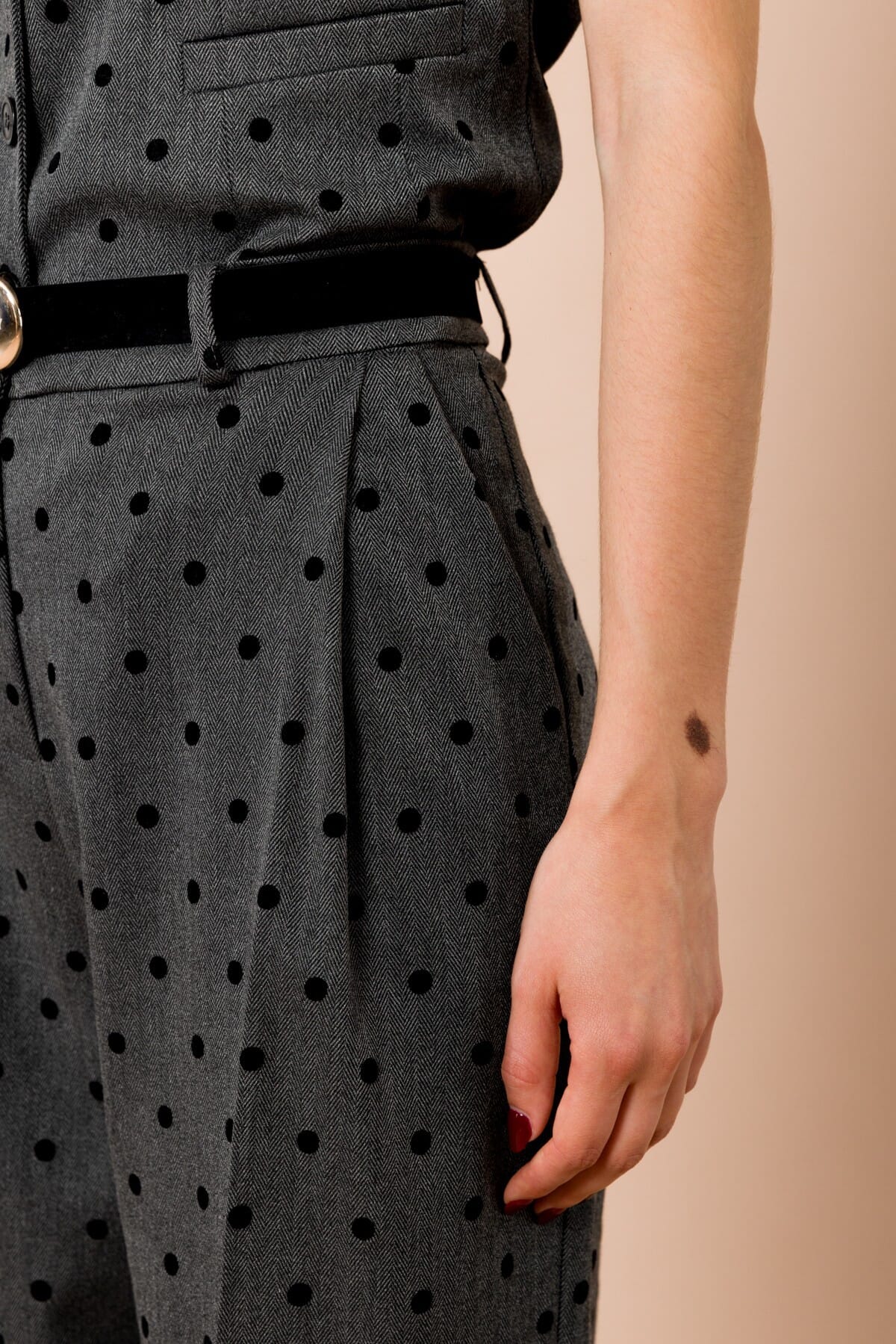 Pantalone Palazzo Con Pois Floccato. Pieghe Sul Davanti E Cintura In Vita Maryley