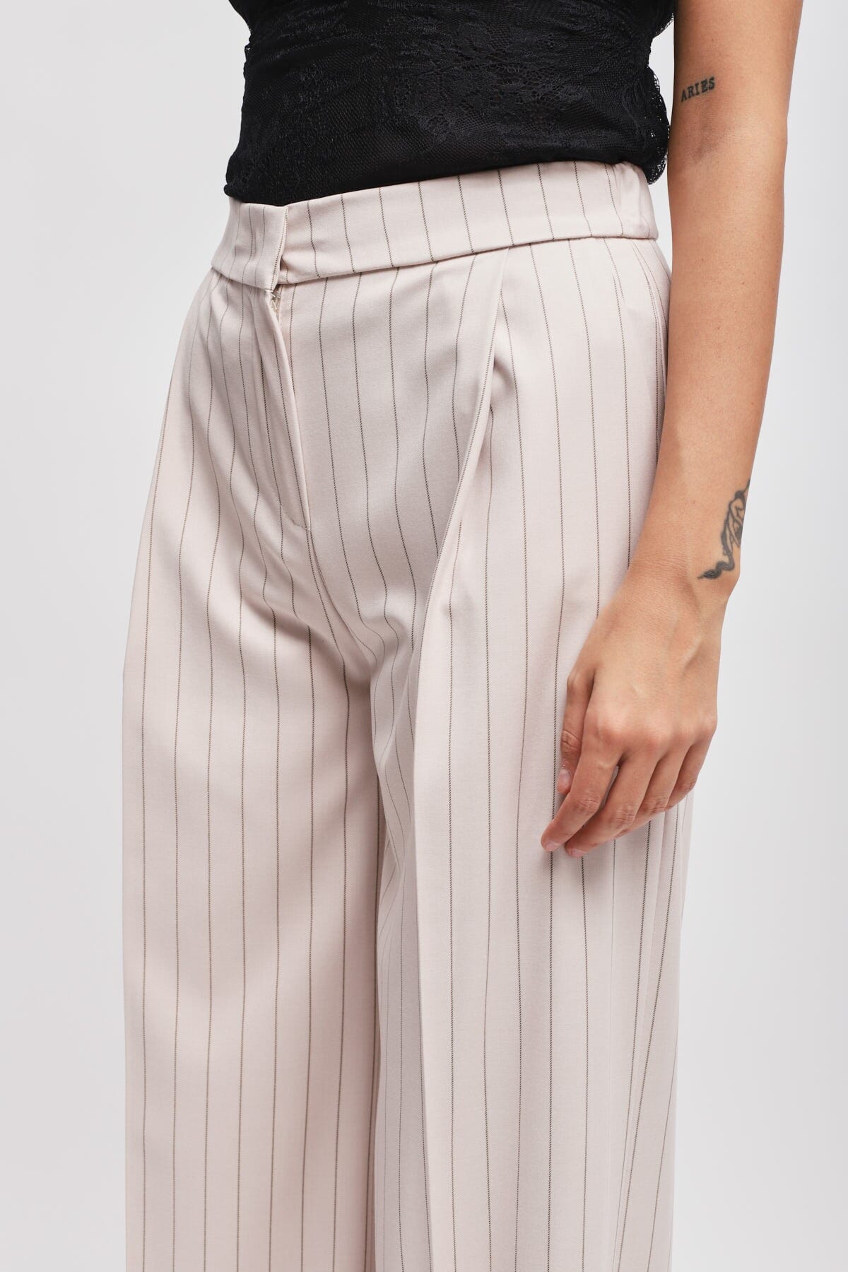 Pantalone Palazzo Gessato Con Pieghe Sul Davanti Ed Elastico In Vita Maryley