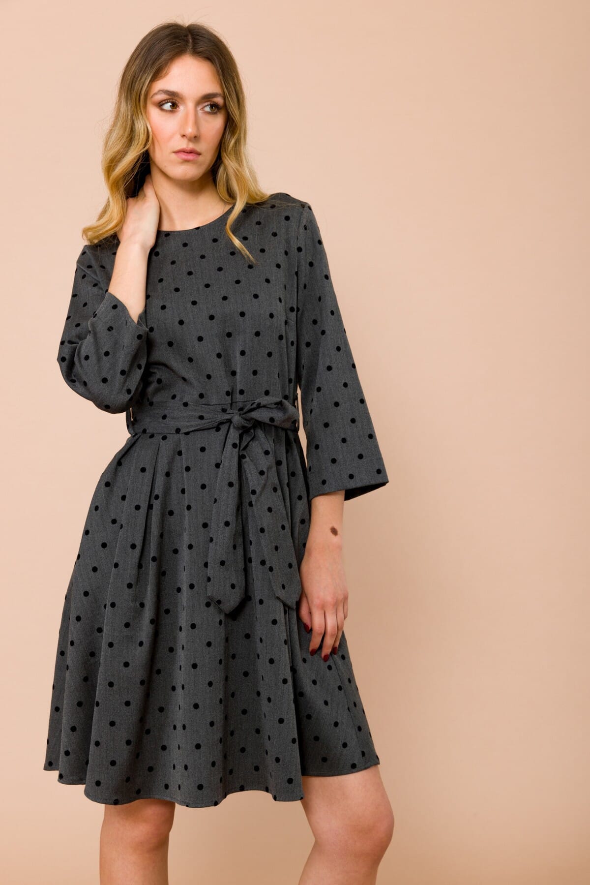 Abito Corto Con Gonna A Ruota. Manica A 3/4 Con Pois Floccato Maryley