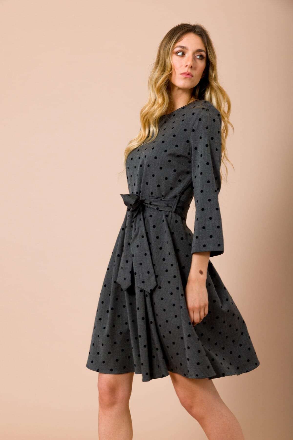 Abito Corto Con Gonna A Ruota. Manica A 3/4 Con Pois Floccato Maryley