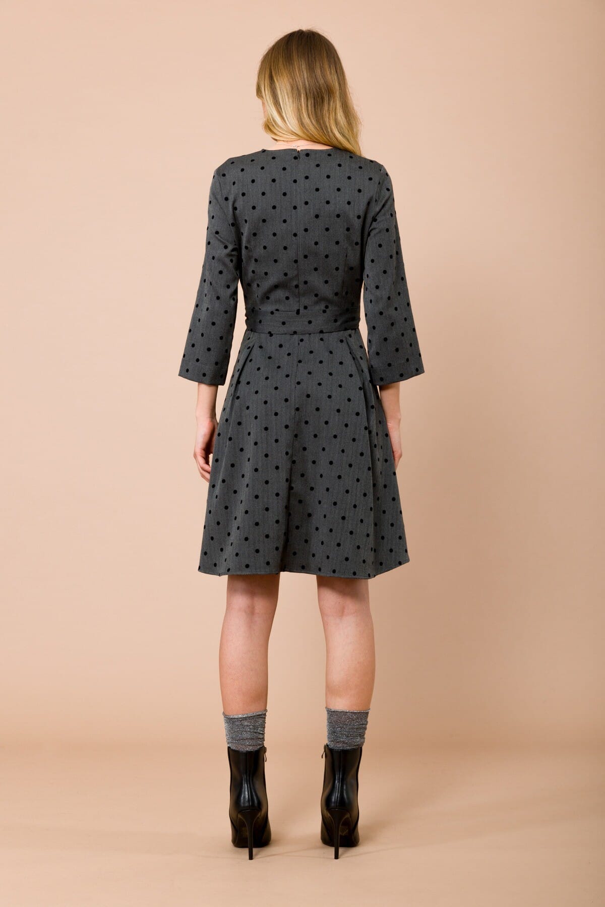 Abito Corto Con Gonna A Ruota. Manica A 3/4 Con Pois Floccato Maryley