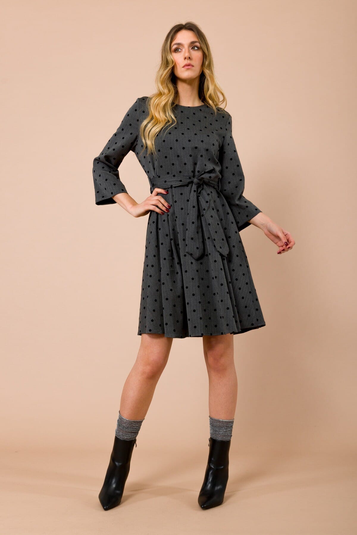 Abito Corto Con Gonna A Ruota. Manica A 3/4 Con Pois Floccato Maryley