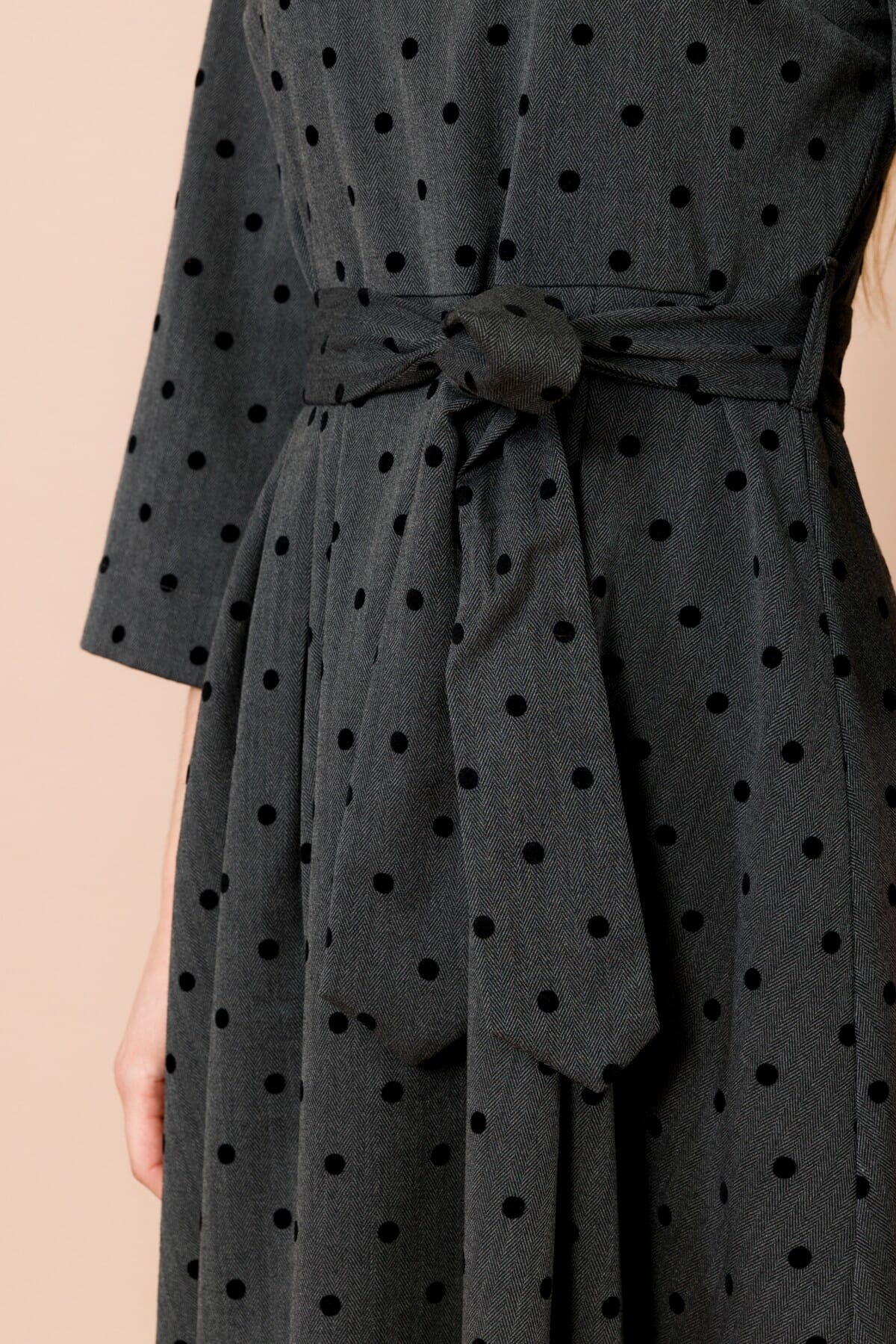 Abito Corto Con Gonna A Ruota. Manica A 3/4 Con Pois Floccato Maryley