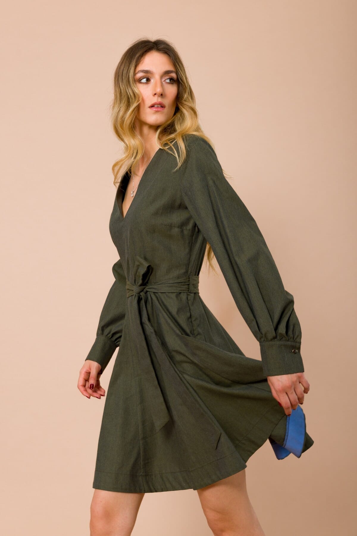 Abito Corto Con Scollo A V. Gonna A Spicchi E Cintura In Vita Maryley