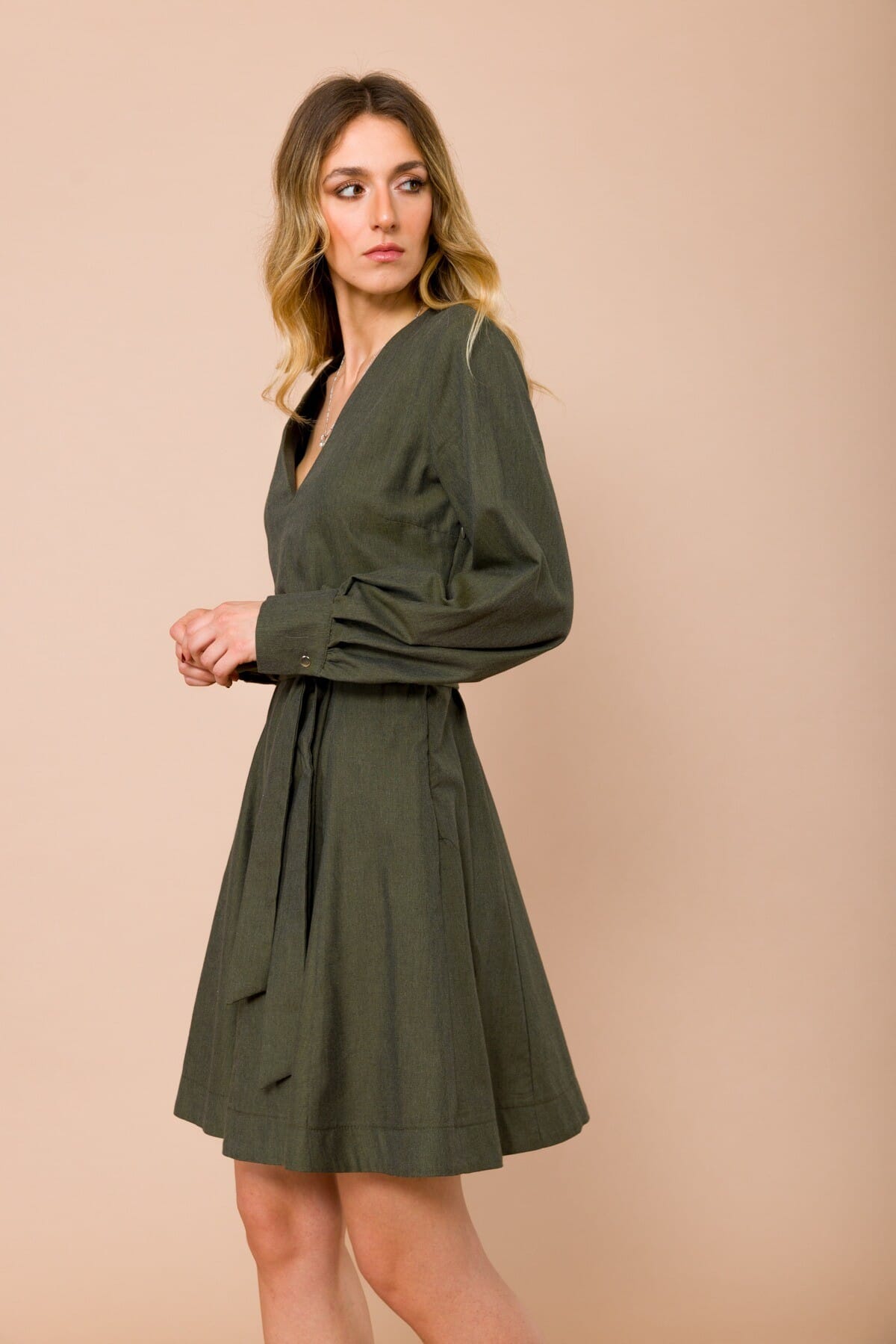 Abito Corto Con Scollo A V. Gonna A Spicchi E Cintura In Vita Maryley