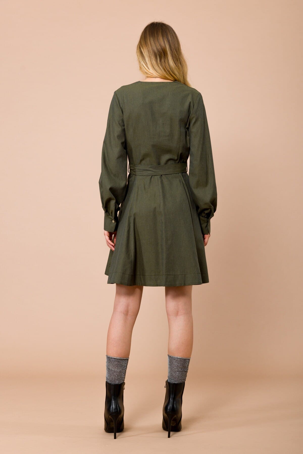 Abito Corto Con Scollo A V. Gonna A Spicchi E Cintura In Vita Maryley