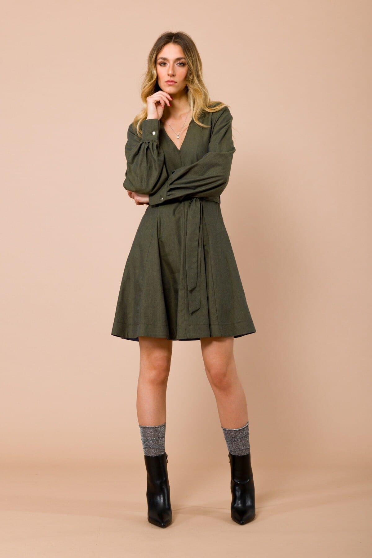 Abito Corto Con Scollo A V. Gonna A Spicchi E Cintura In Vita Maryley