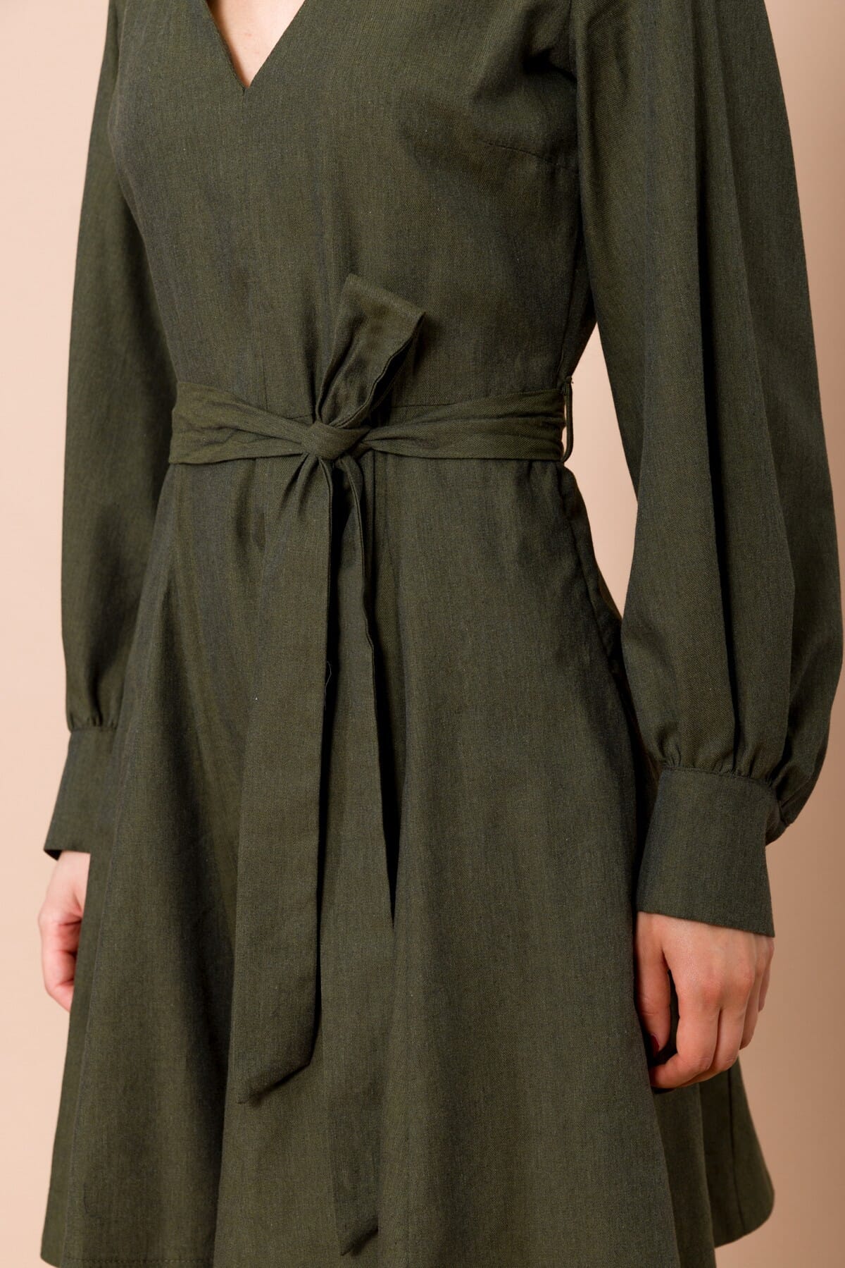 Abito Corto Con Scollo A V. Gonna A Spicchi E Cintura In Vita Maryley