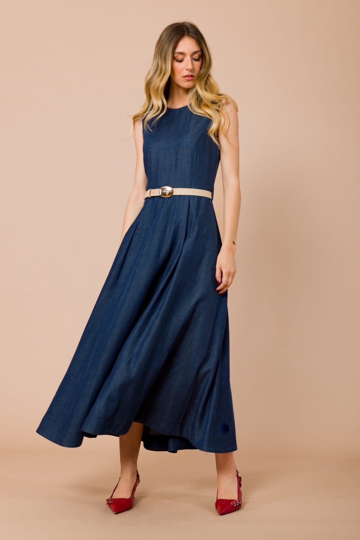 Abito Lungo Smanicato Con Cintura In Vita E Gonna Svasata Maryley