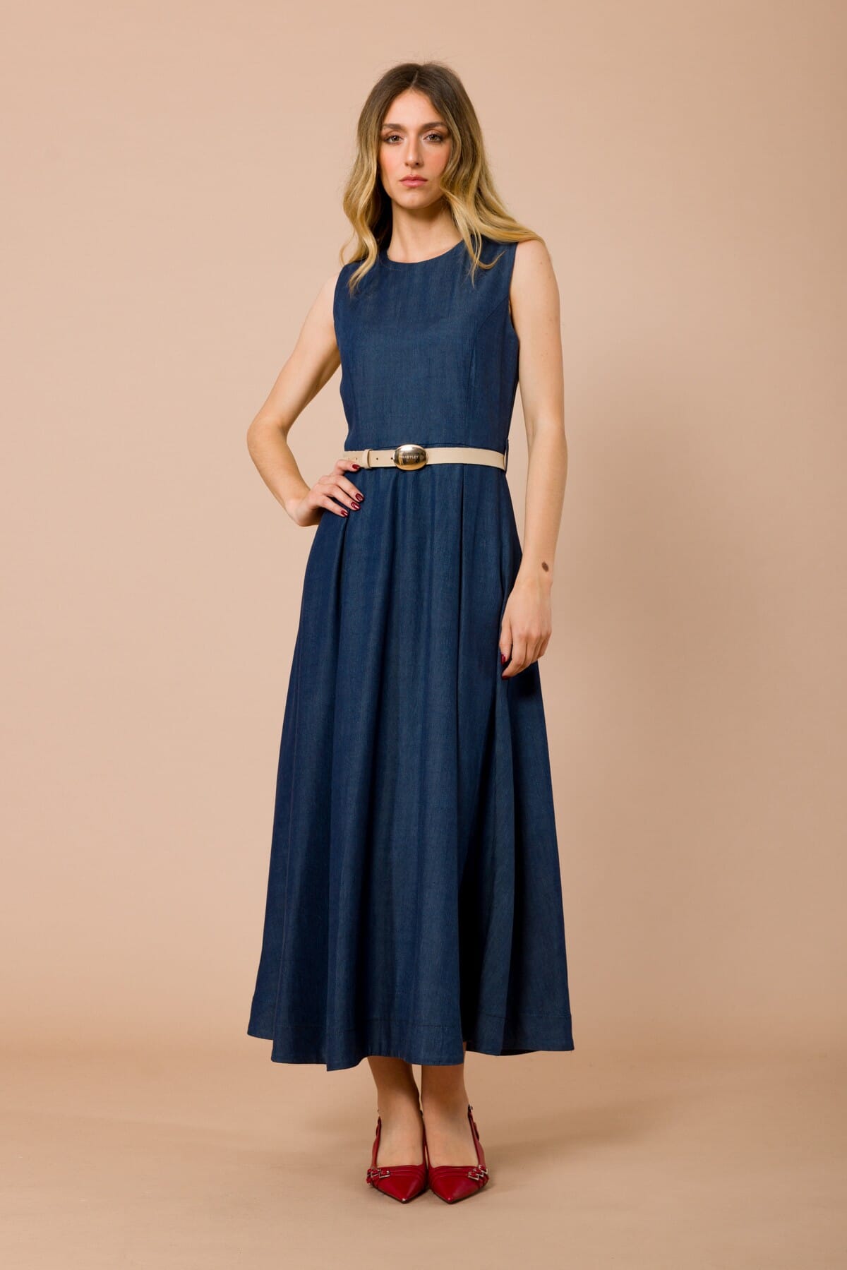 Abito Lungo Smanicato Con Cintura In Vita E Gonna Svasata Maryley