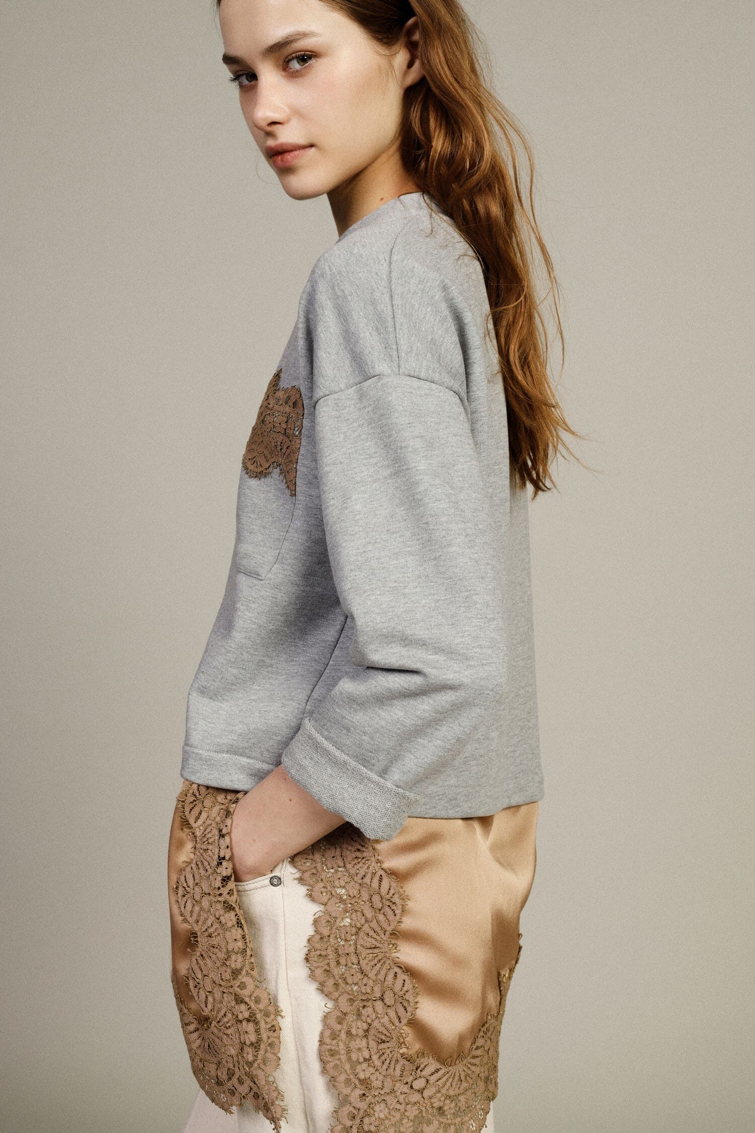 T-Shirt Maniche Lunghe Con Tasca E Bordo In Pizzo Dixie