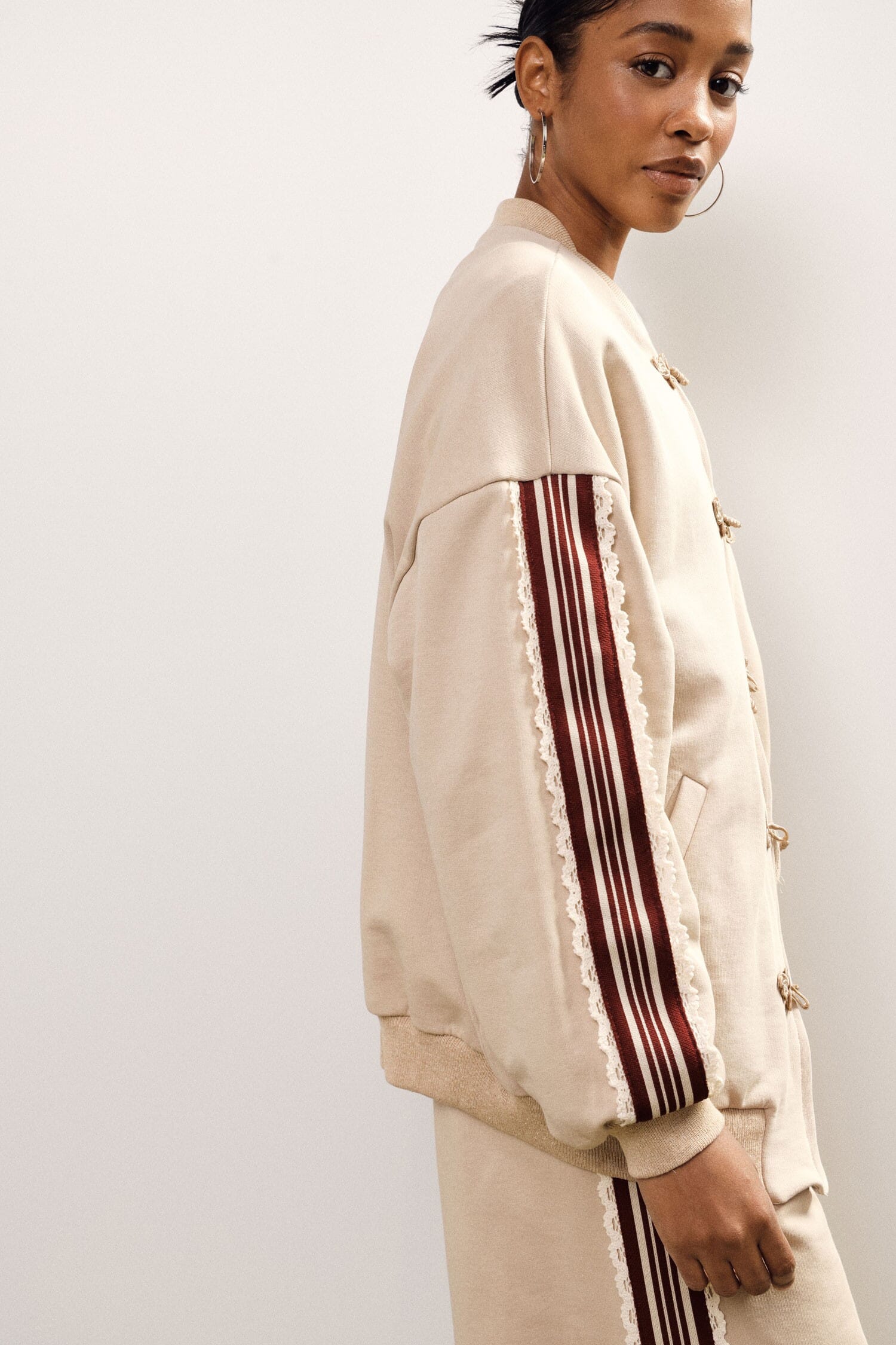 Sweatshirt Zip Détails Manches tressées Broderie Dixie