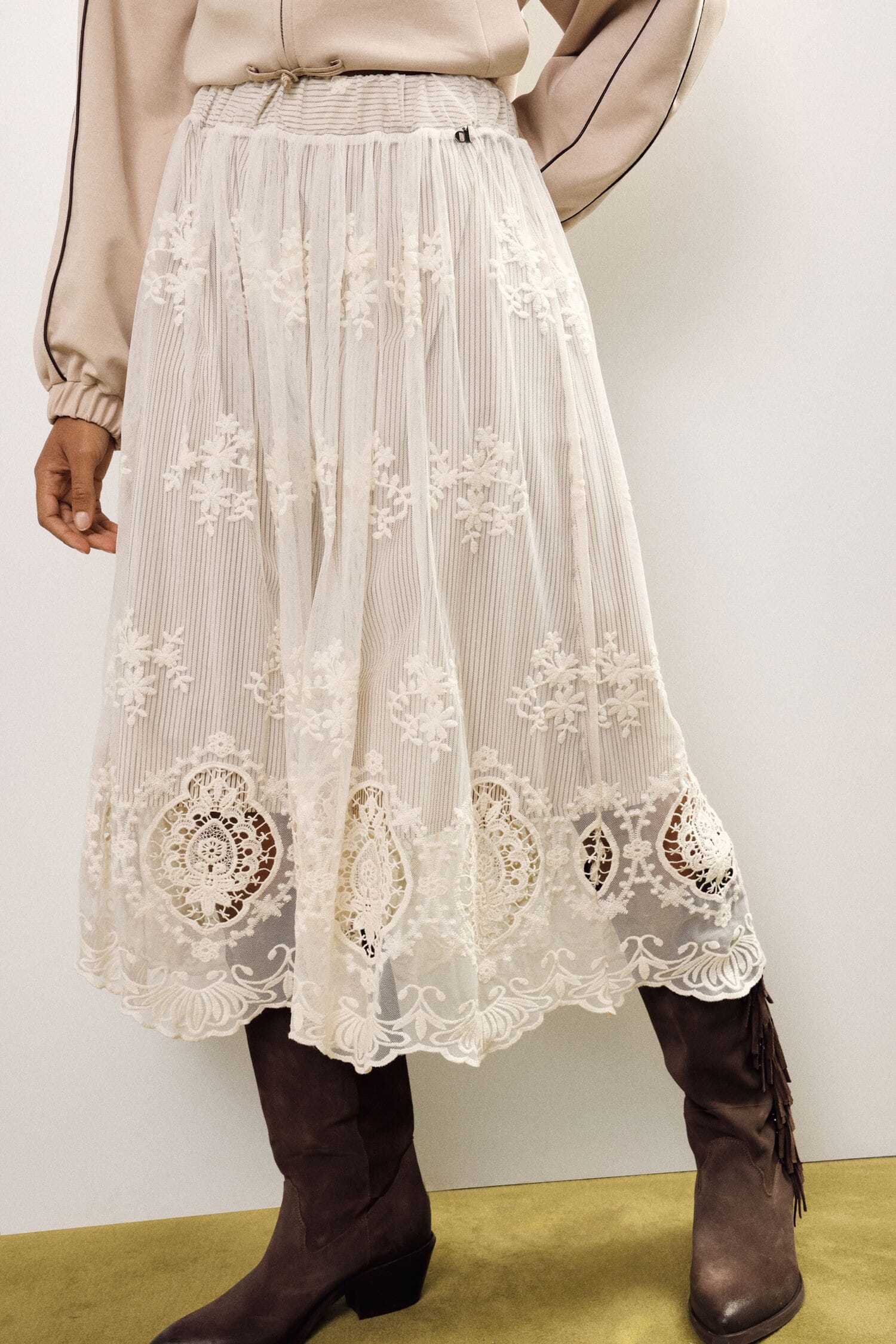 Jupe midi plissée avec broderie florale Dixie